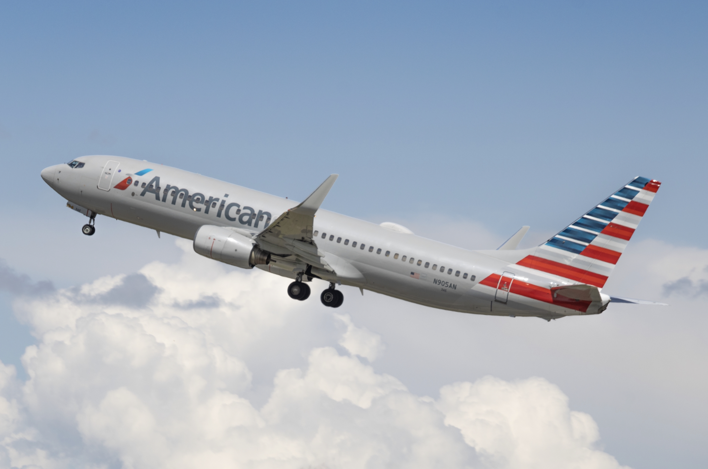 Full size: American Airlines Boeing 737-800 N905AN at Calgary International Airport