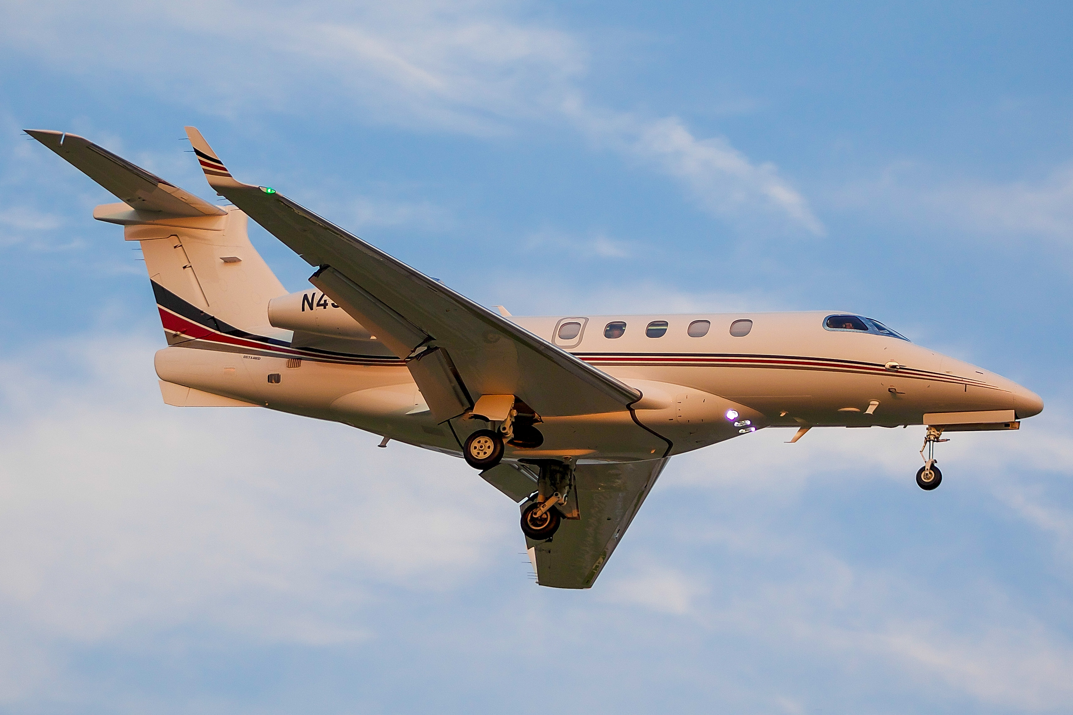 Full size: Netjets Aviation Embraer Phenom 300 N433QS at General Mitchell International Airport