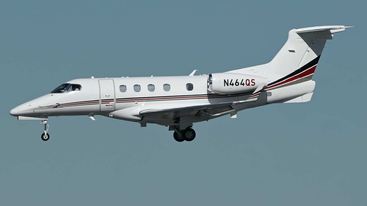 Full size: NetJets Embraer Phenom 300 N464QS at Los Angeles International Airport