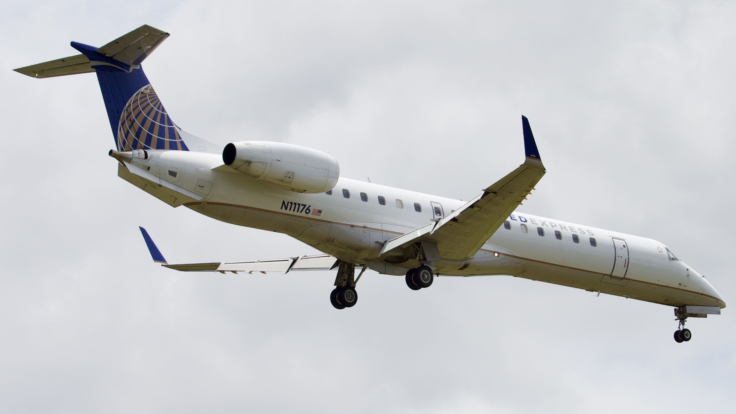 Full size: United Express Embraer ERJ145 N11176 at Houston-George Bush Intercontinental Airport