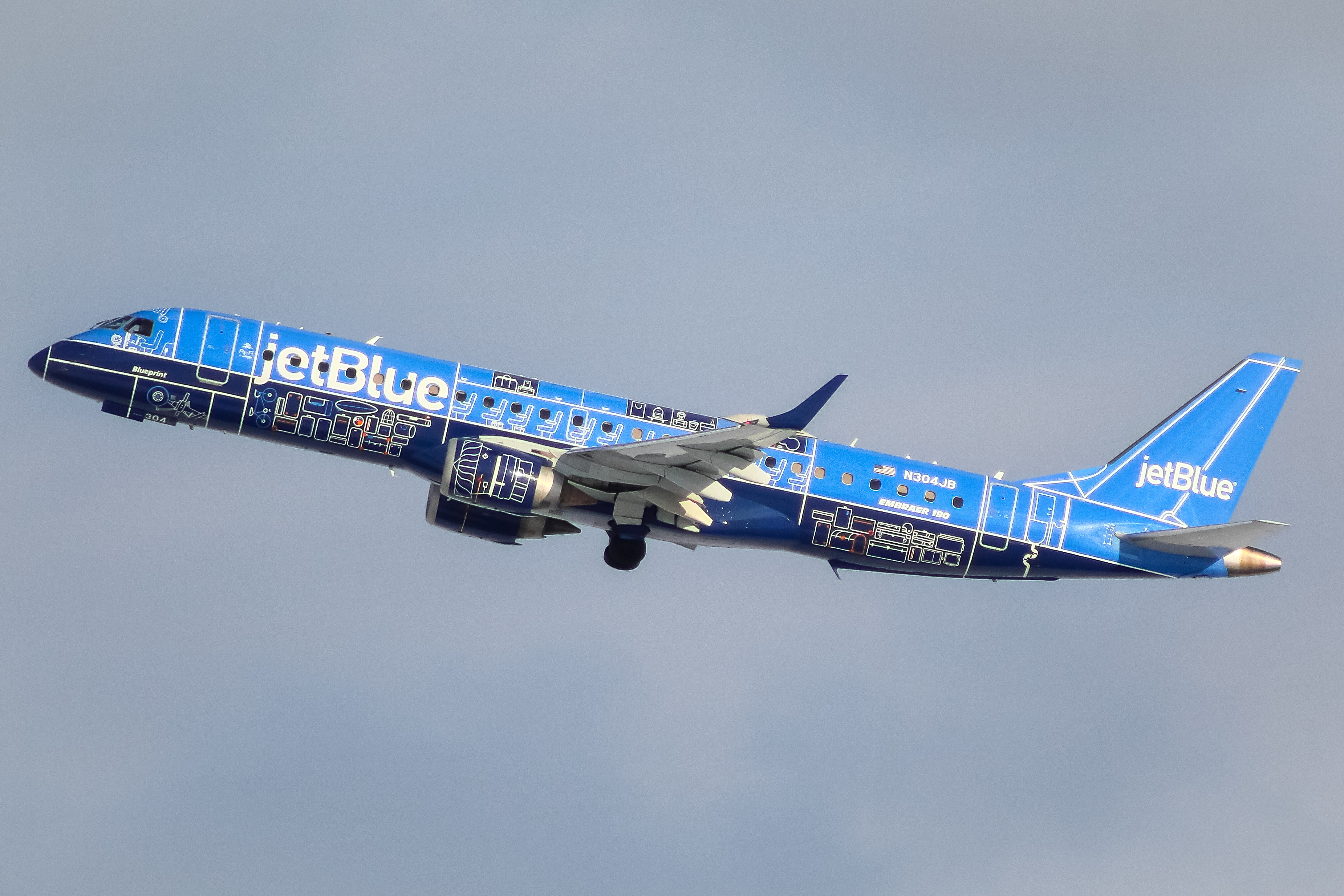 Full size: JetBlue Airways Embraer E190 N304JB at General Mitchell International Airport
