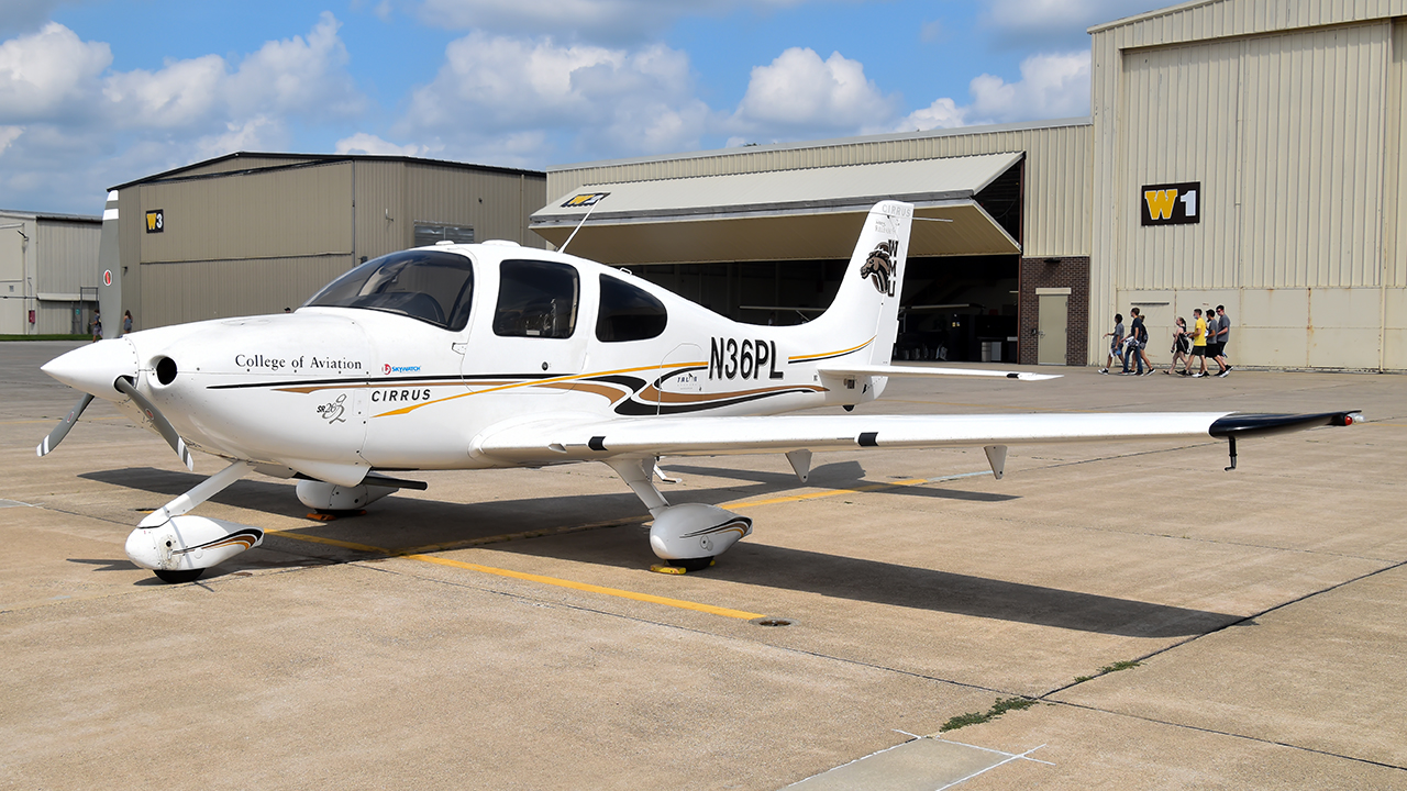 Full size: PRIVATE Cirrus SR-20 N36PL at Battle Creek Kalamazoo International Airport