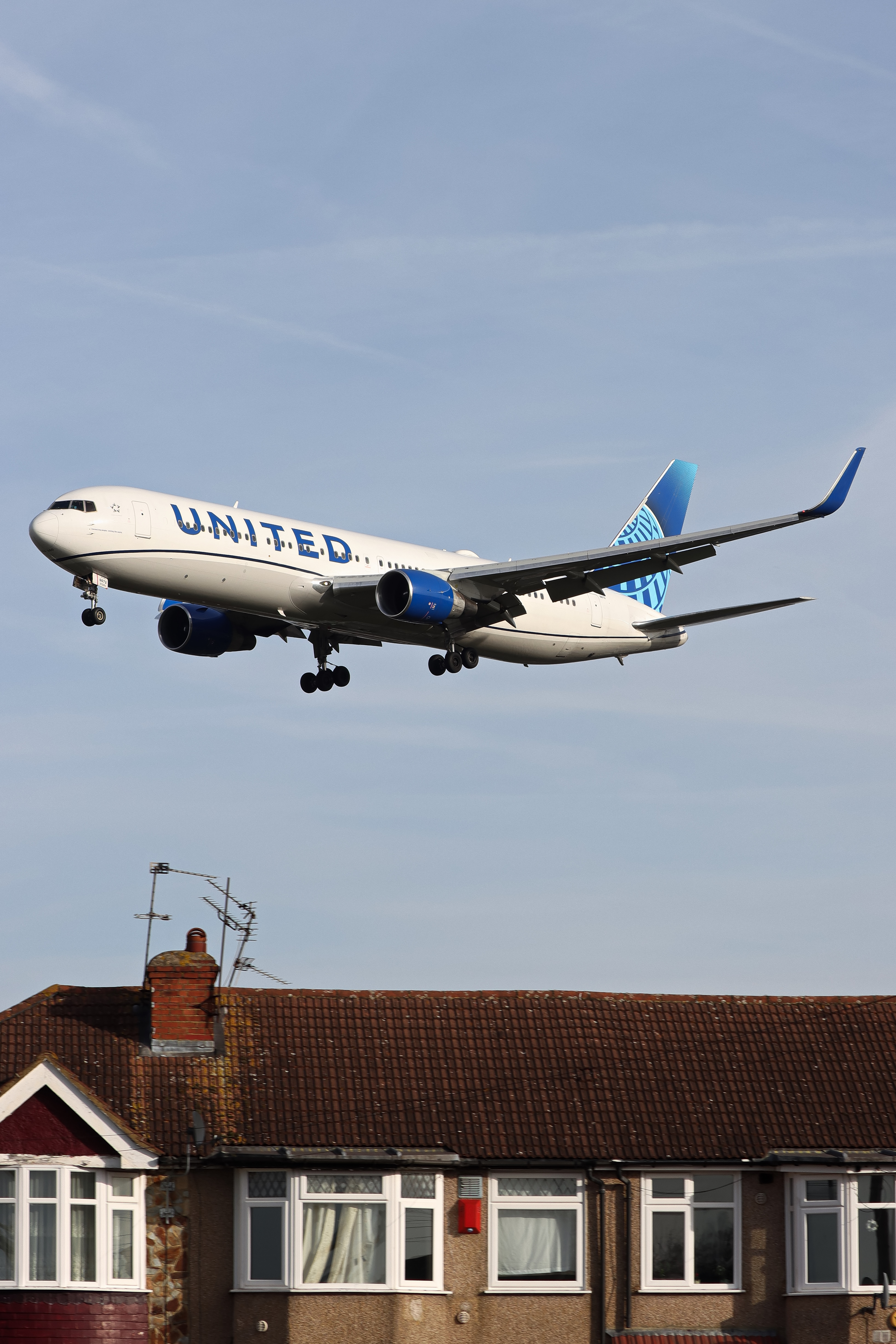 Full size: United Airlines Boeing 767-300ER N672UA at London Heathrow International Airport