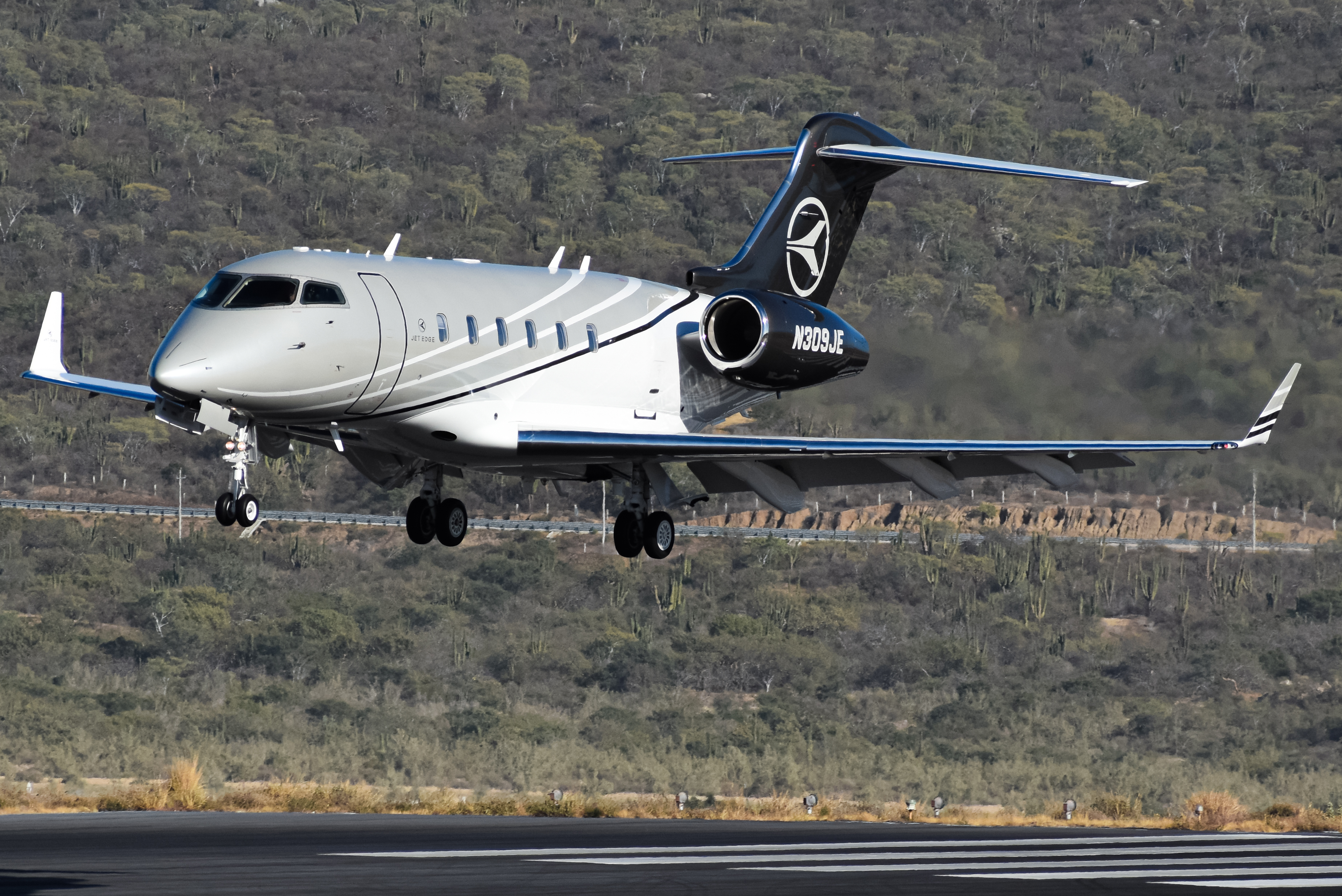 Full size: Jet Edge  Bombardier Challenger 300  N309JE at Aeropuerto de Cabo San Lucas Internacional