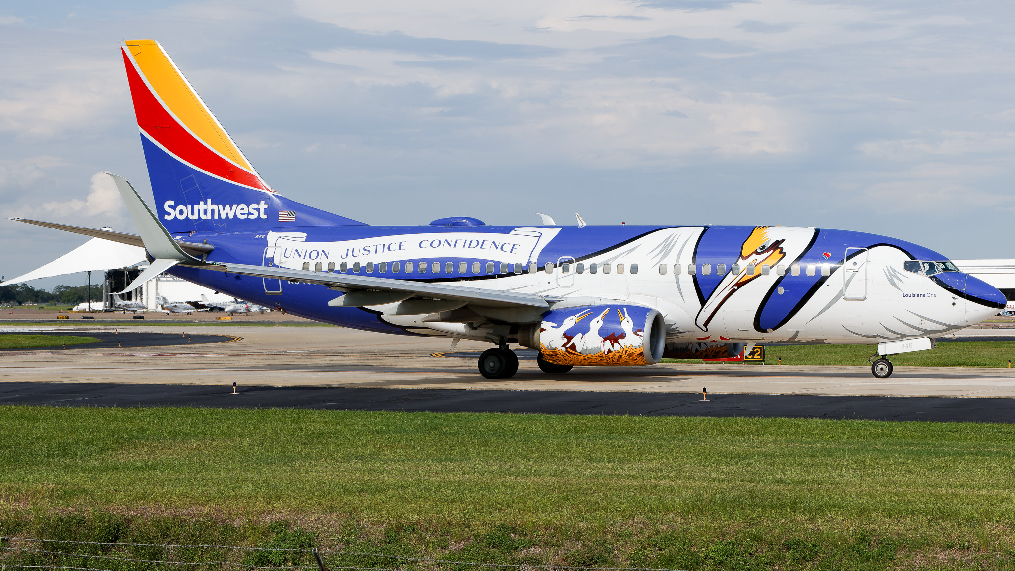 Full size: Southwest Airlines Boeing 737-700 N946WN at Tampa International Airport