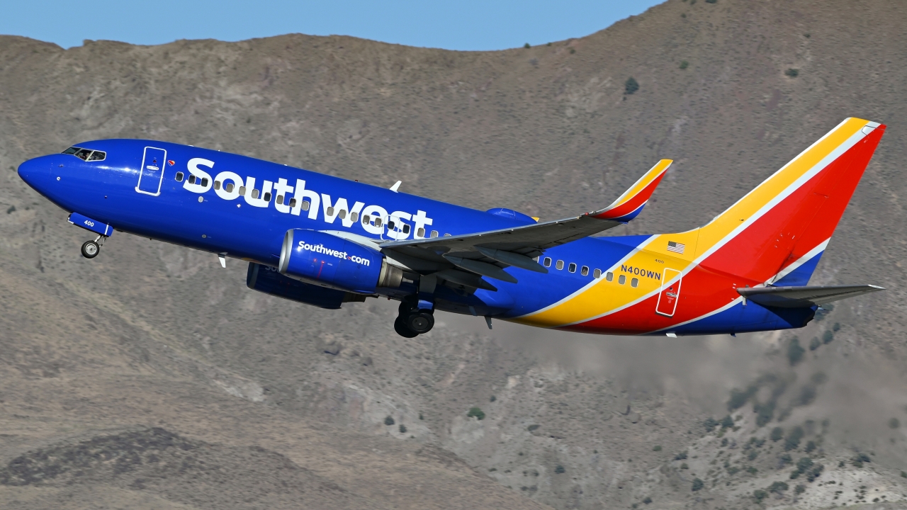 Full size: Southwest Airlines Boeing 737-700 N400WN at Reno/Tahoe International Airport