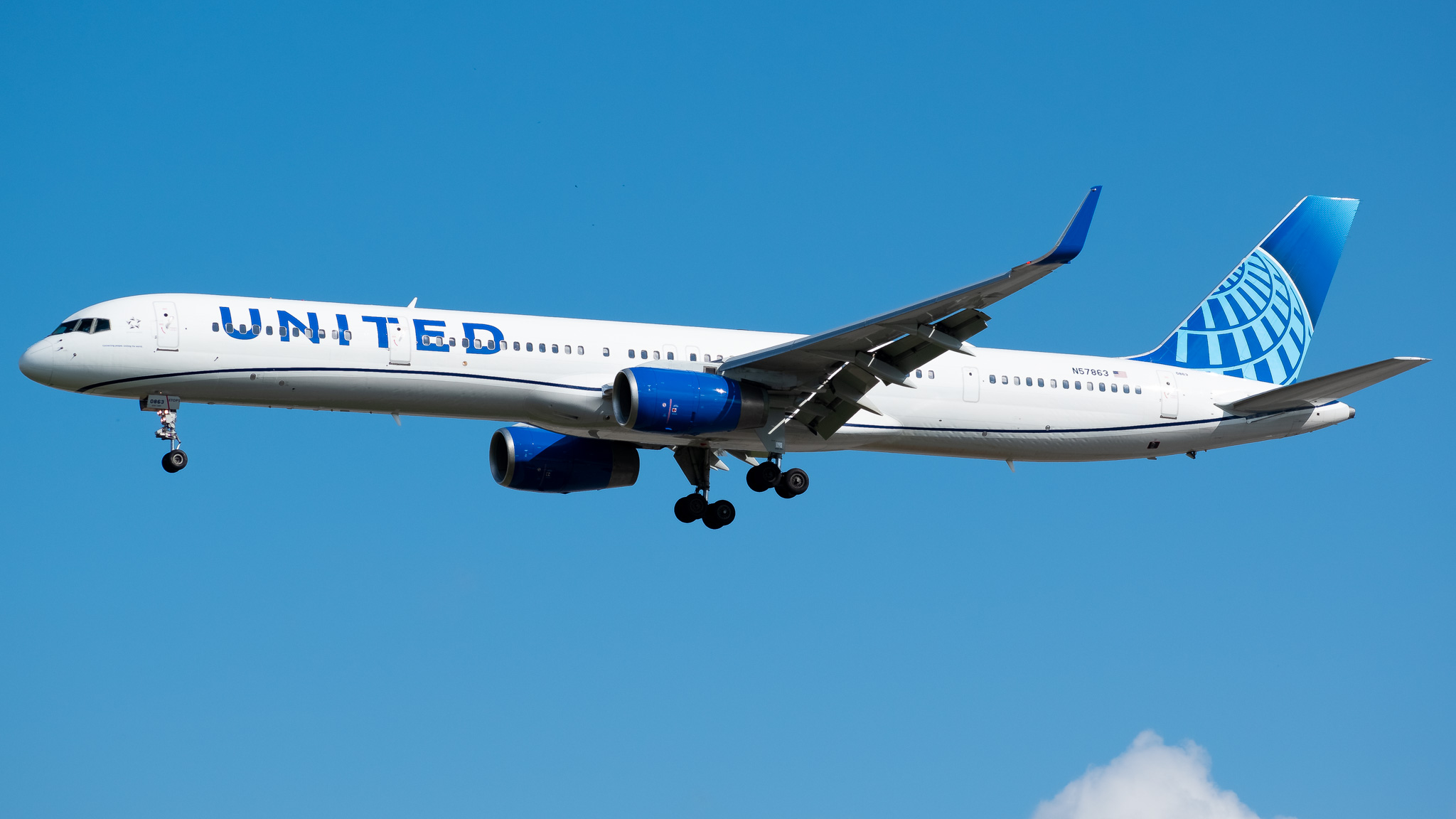 Full size: United Airlines Boeing 757-300 N57863 at Orlando International Airport