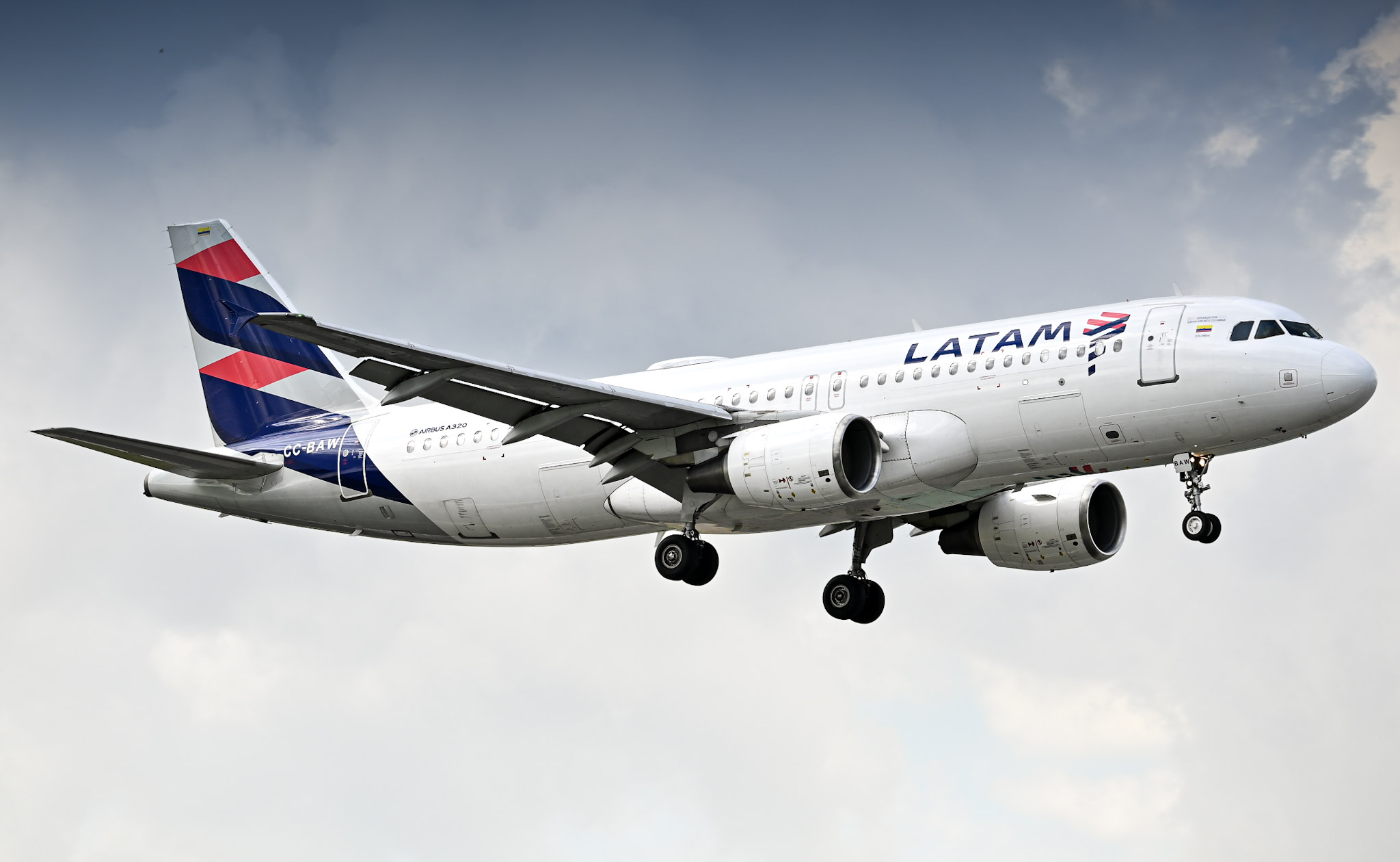 Full size: LATAM Airbus A320 CC-BAW at Miami International Airport