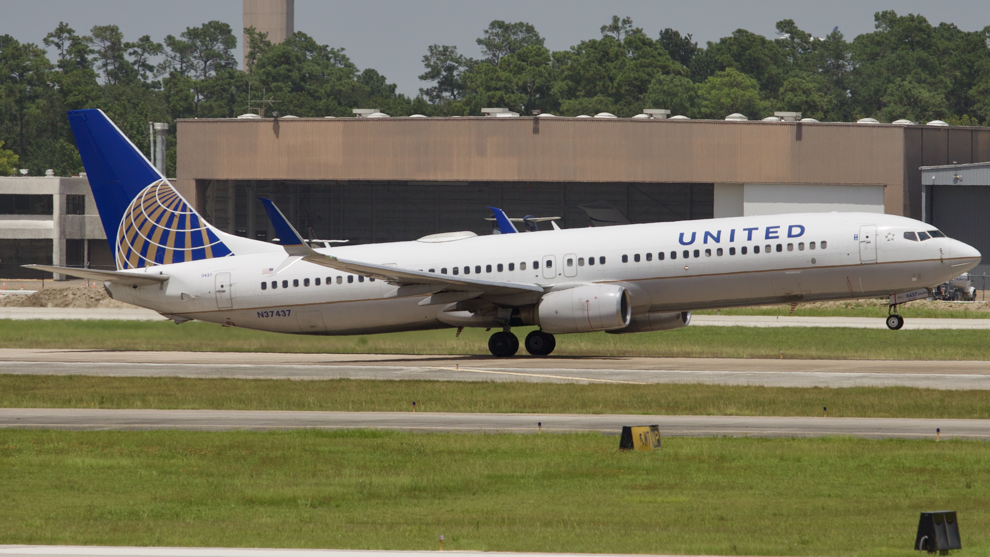 Full size: United Airlines Boeing 737-900ER N37437 at Houston-George Bush Intercontinental Airport