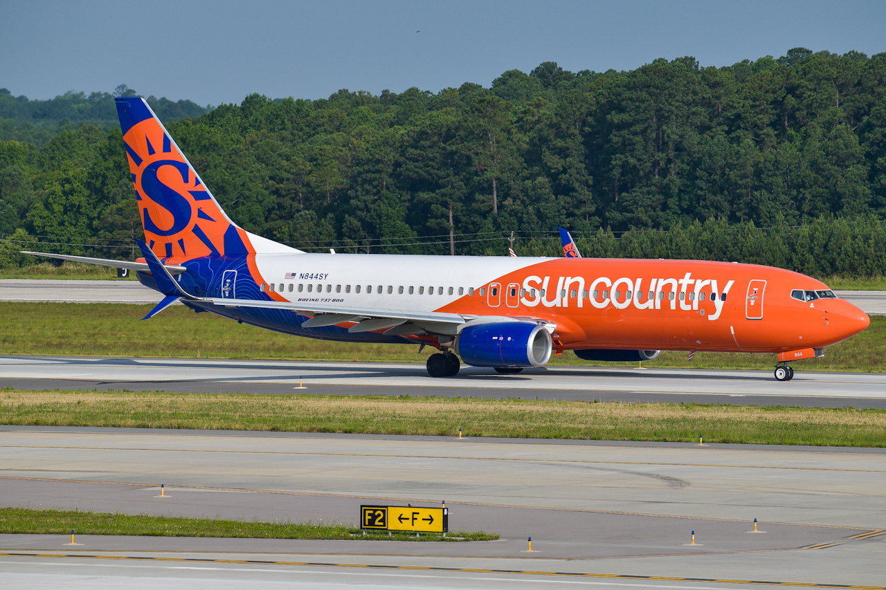 Full size: Sun Country Airlines Boeing 737-800 N844SY at Raleigh-Durham International Airport