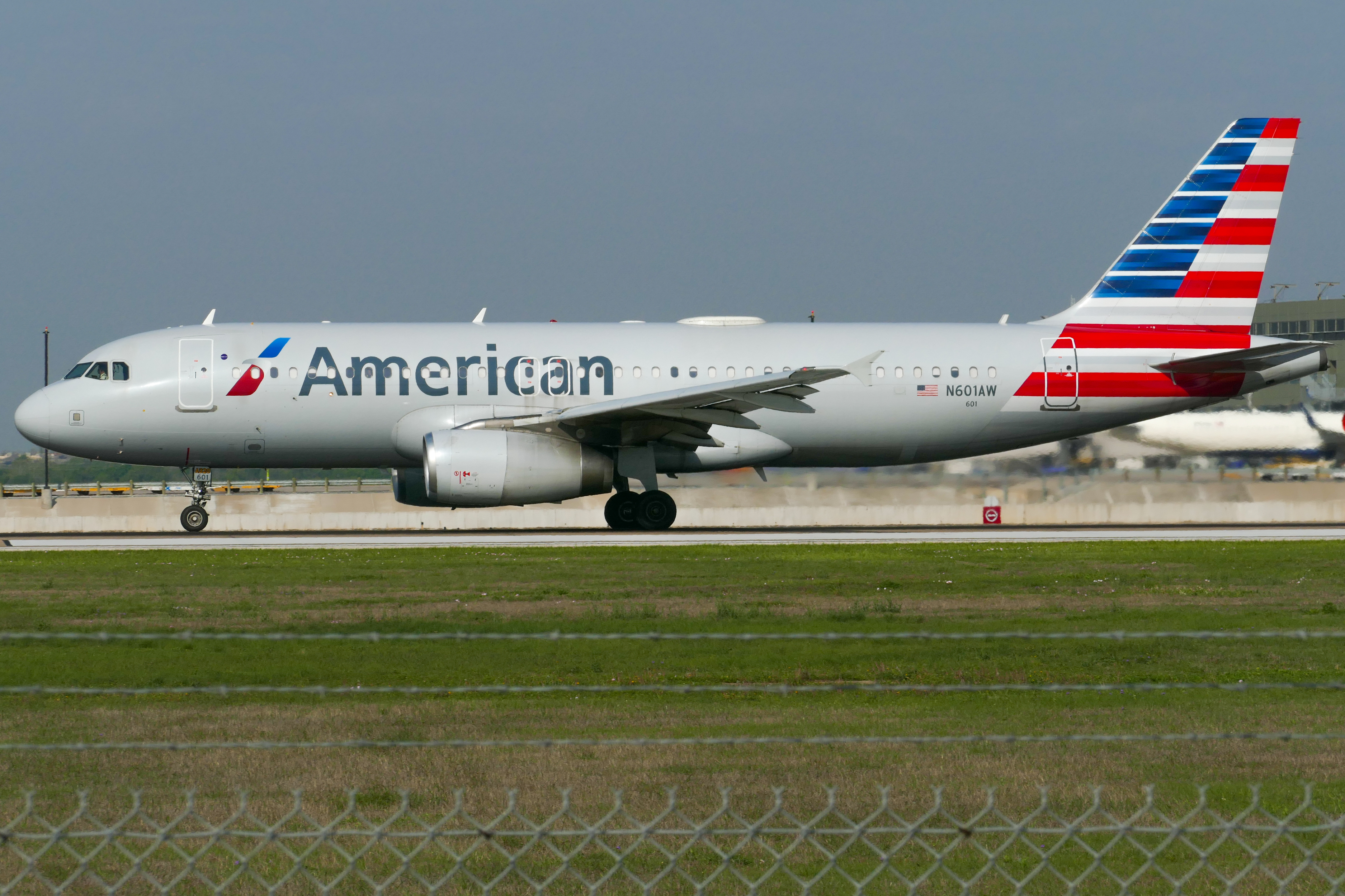 Full size: American Airlines Airbus A320 N601AW at Austin-Bergstrom International Airport