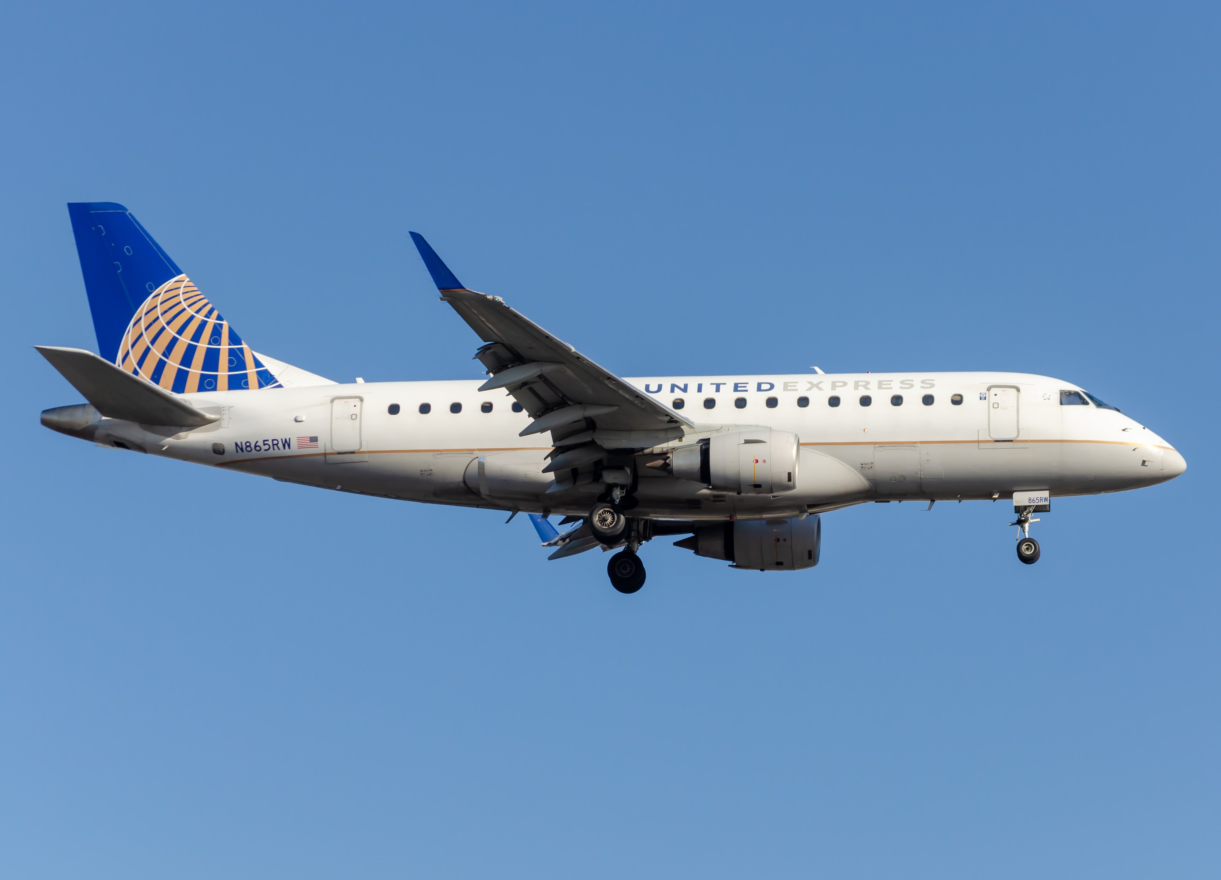 Full size: United Express Embraer E175 N865RW at Newark Liberty International Airport