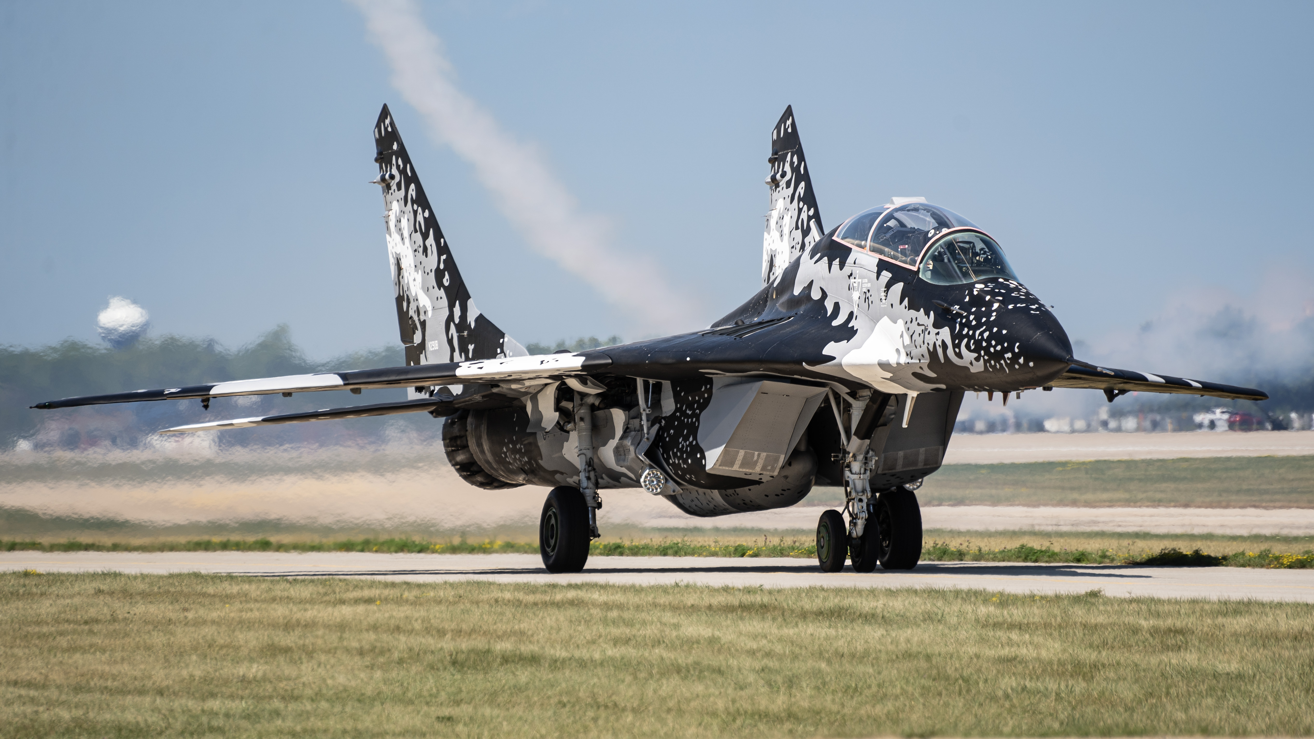 Full size: PRIVATE Mikoyan-Gurevich MiG-29 N29UB at Wittman Regional Airport
