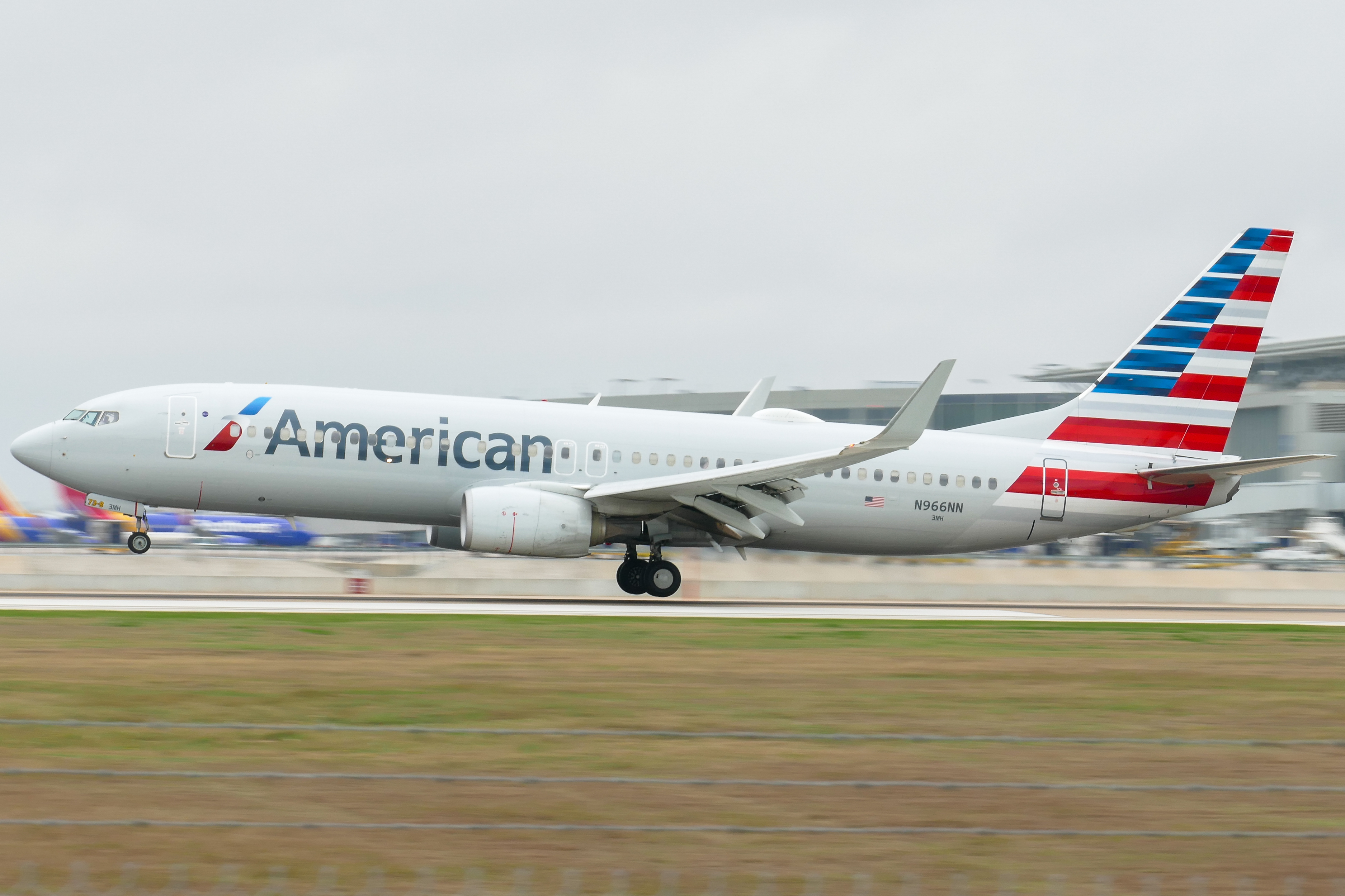 Full size: American Airlines Boeing 737-800 N966NN at Austin-Bergstrom International Airport