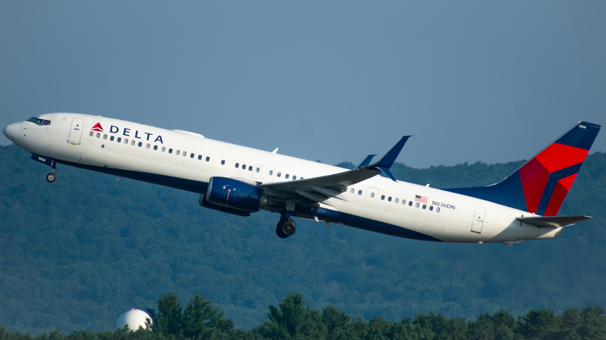 Full size: Delta Airlines Boeing 737-900 N836DN at Bradley International Airport