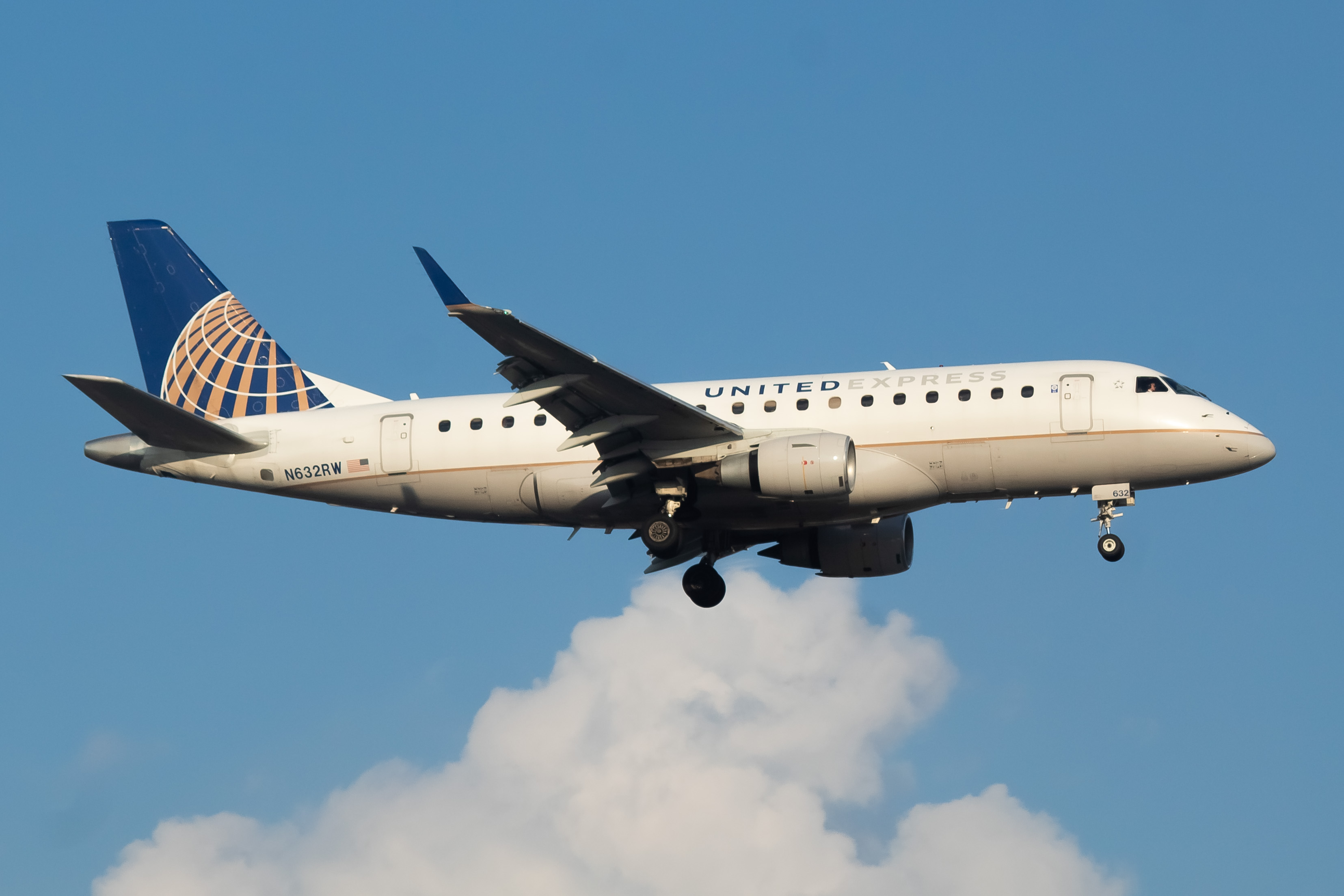 Full size: United Express Embraer E170 N632RW at Newark Liberty International Airport