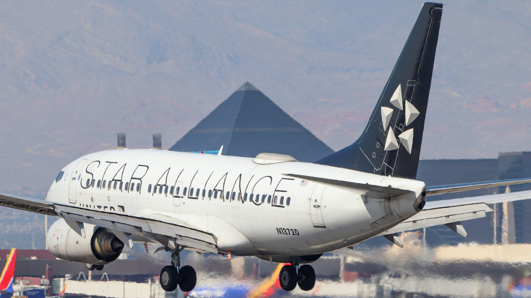 Full size: United Airlines Boeing 737-700 N13720 at Harry Reid International Airport