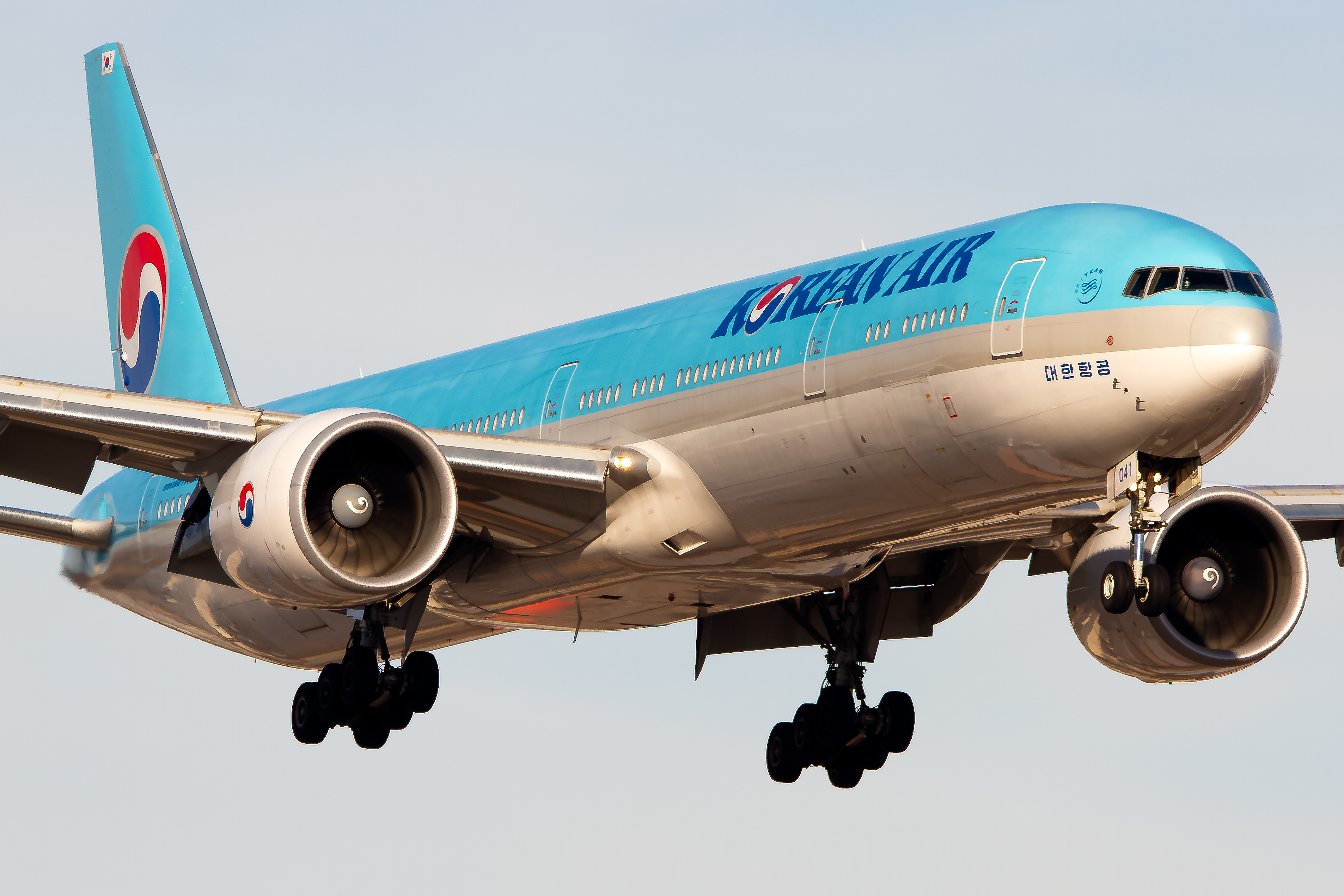 Full size: Korean Air Boeing 777-300 HL8041 at Chicago O'Hare International Airport
