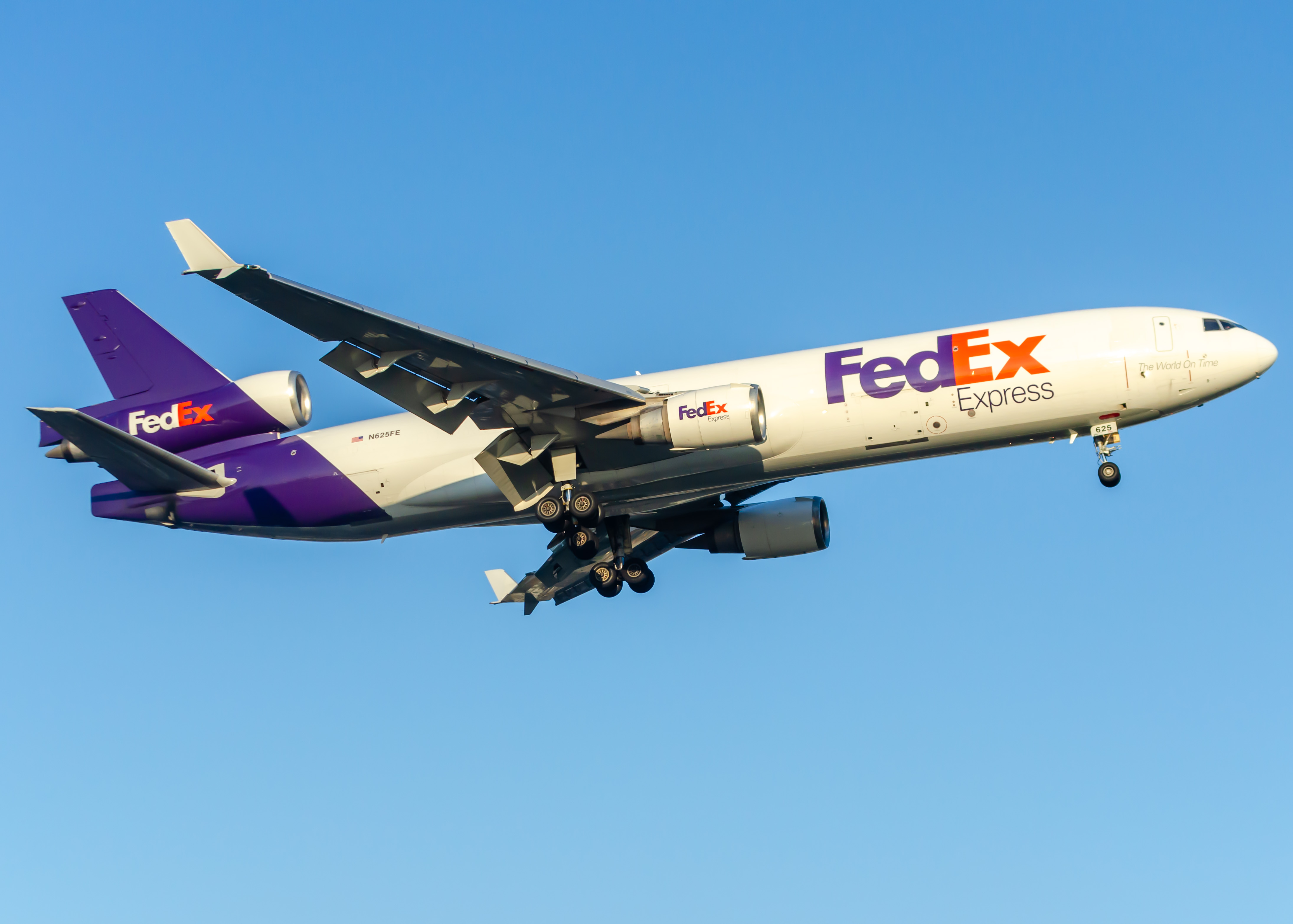 Full size: FedEx McDonnell Douglas MD-11F N625FE at Newark Liberty International Airport