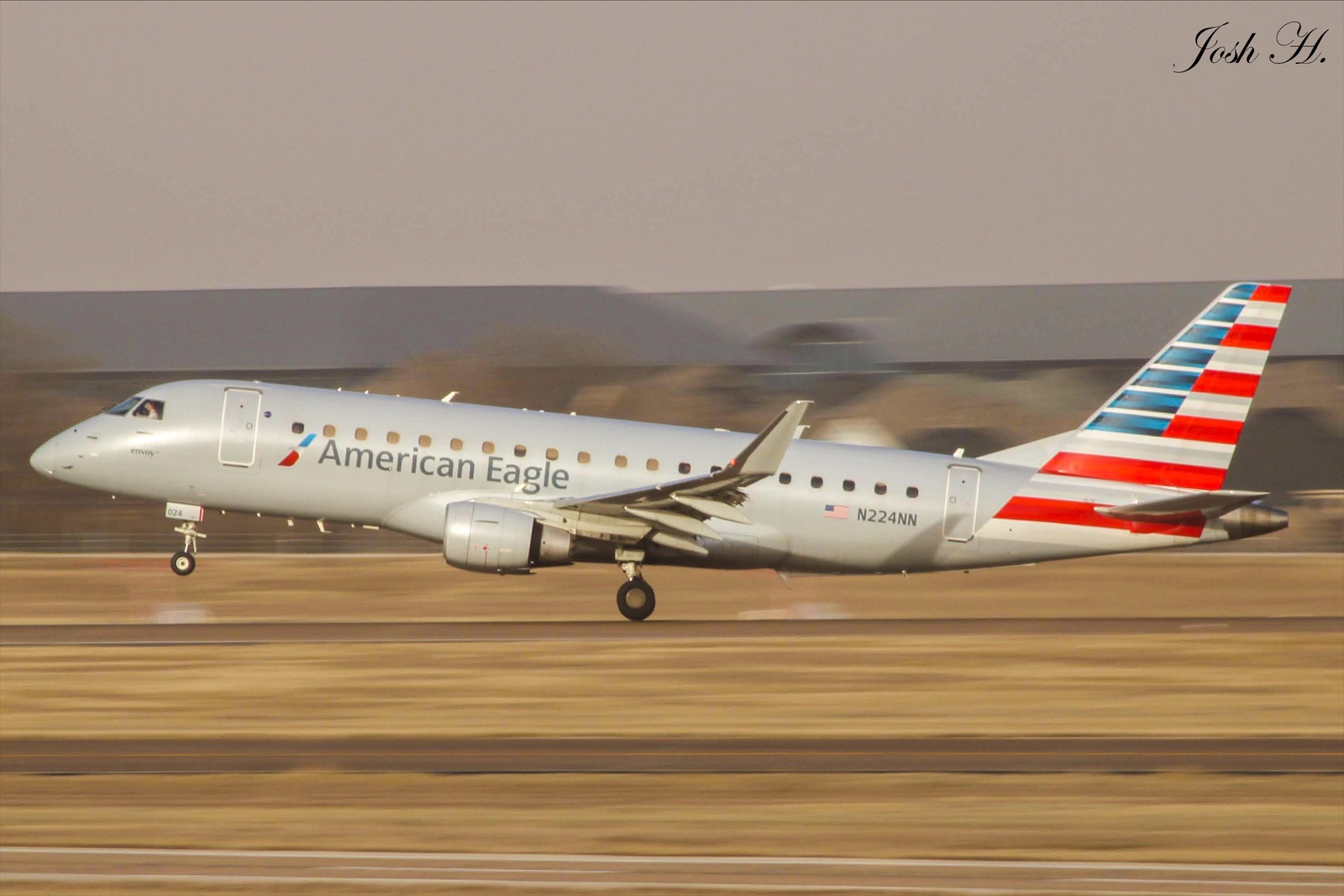 Full size: American Airlines Embraer E175 N224NN at Dallas-Fort Worth International Airport