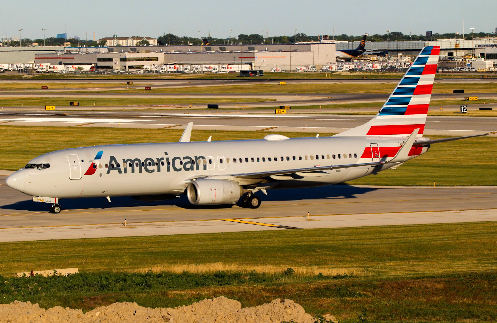 Full size: American Airlines Boeing 737-800 N975AN at Chicago O'Hare International Airport