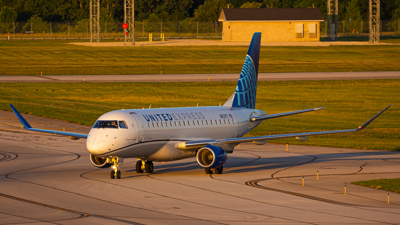 Full size: United Express Embraer E175 N85377 at John Glenn Columbus International Airport