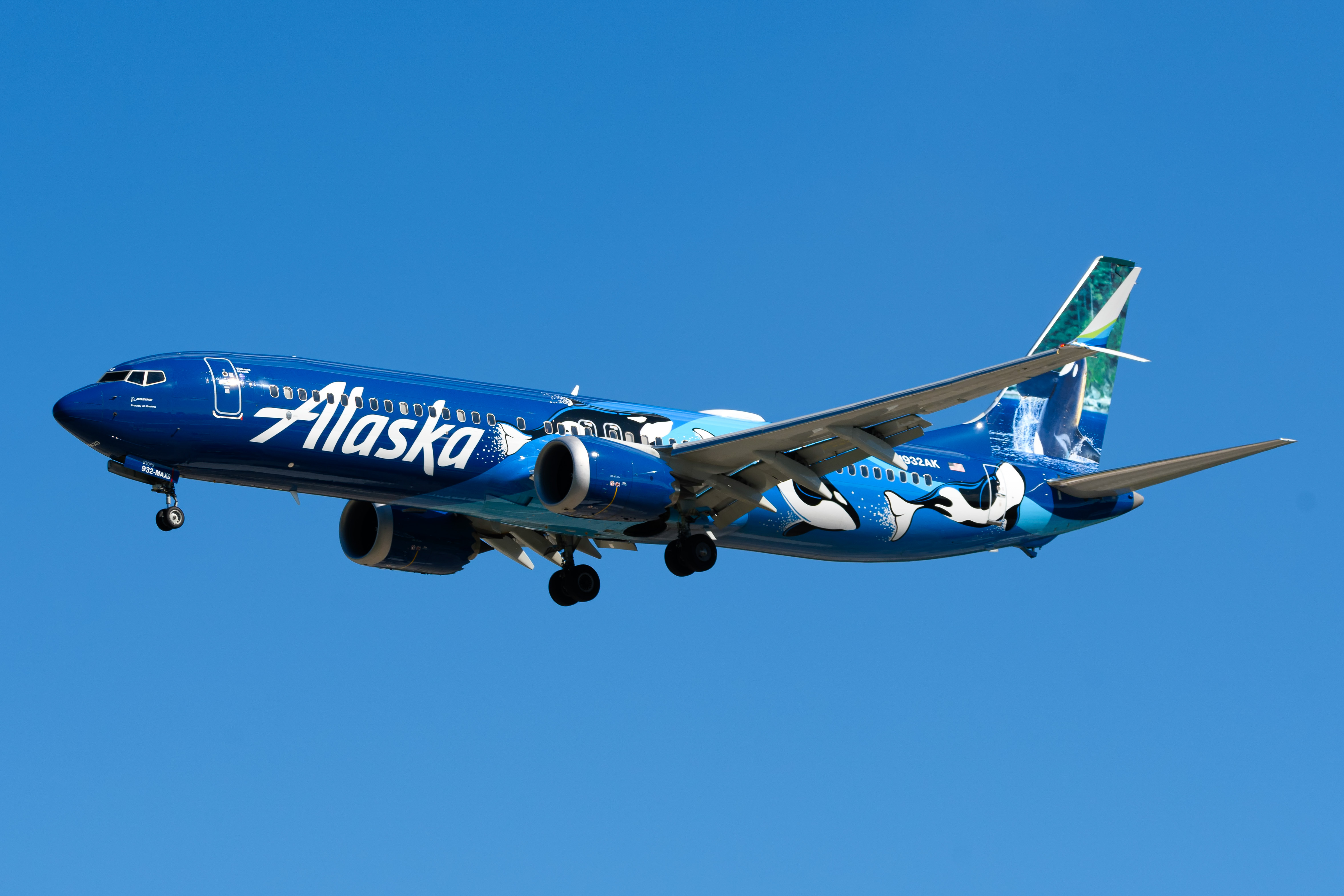 Full size: Alaska Airlines Boeing 737 MAX 9 N932AK at Orlando International Airport