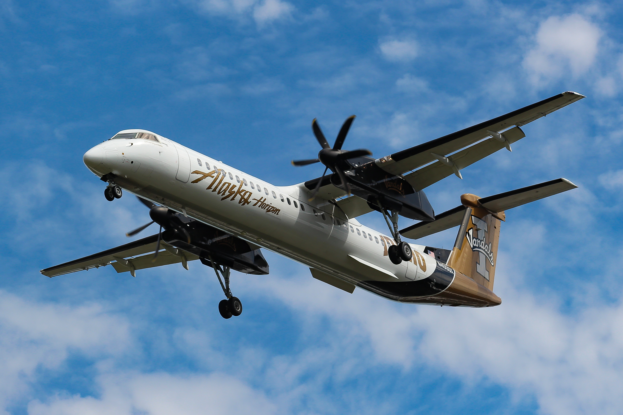 Full size: Alaska Airlines De Havilland DHC-8 N400QX at Seattle-Tacoma International Airport