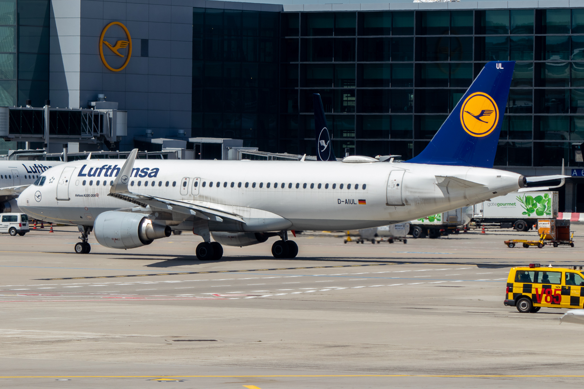Full size: Lufthansa Airbus A320 D-AIUL at Frankfurt International Airport