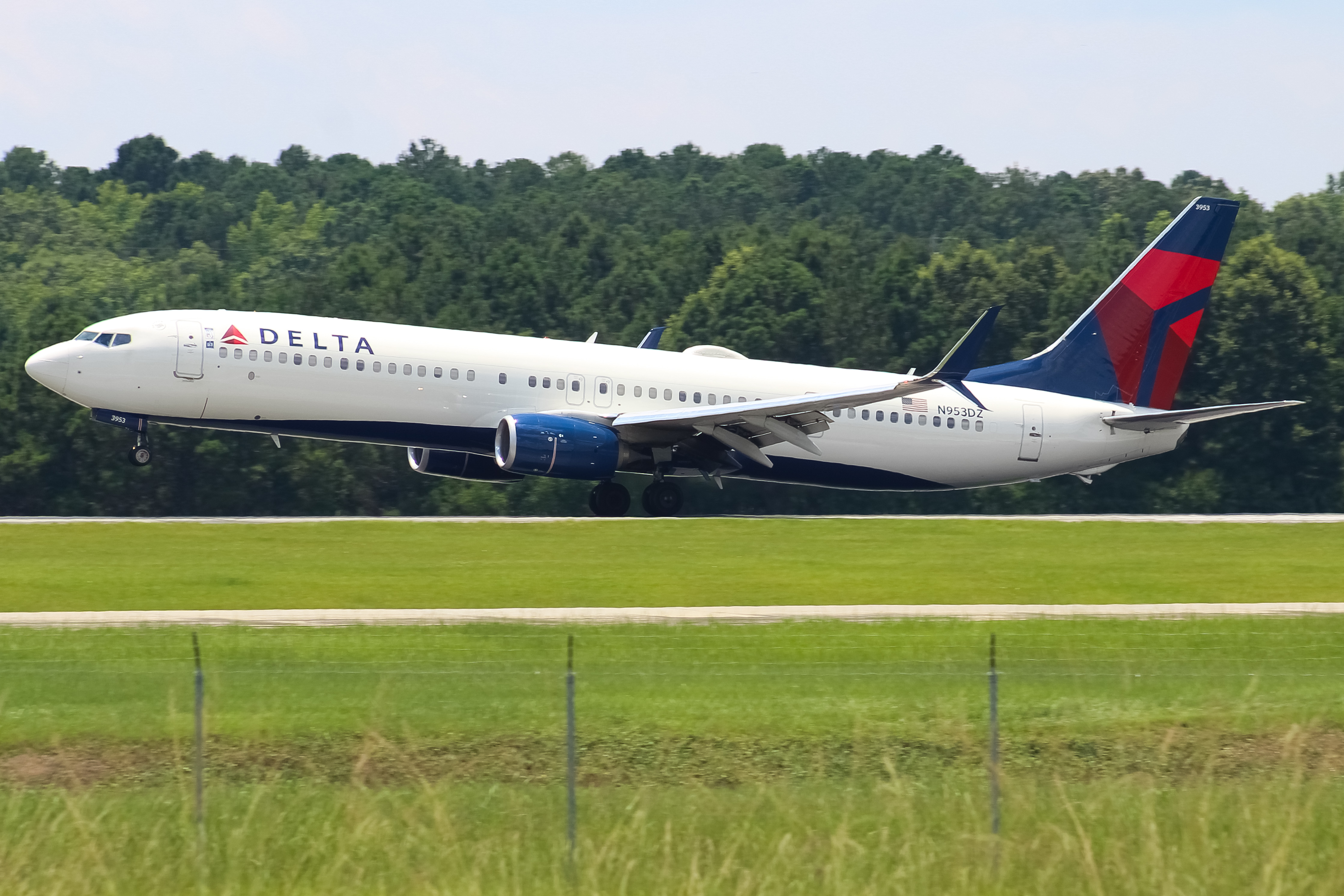 Full size: Delta Airlines B737-900 N953DZ at Savannah/Hilton Head International Airport
