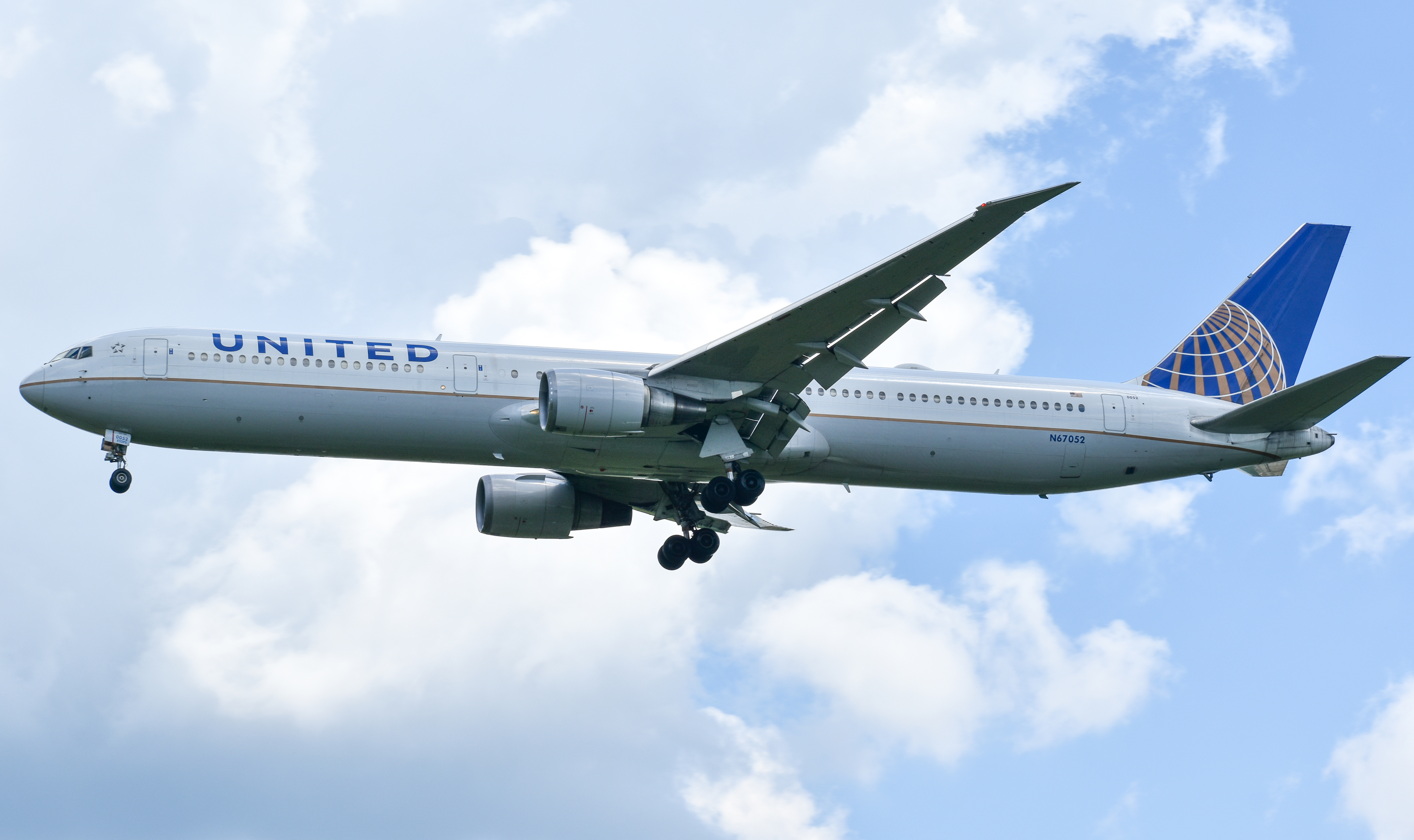 Full size: United Airlines Boeing 767-400ER N67052 at Washington Dulles International Airport