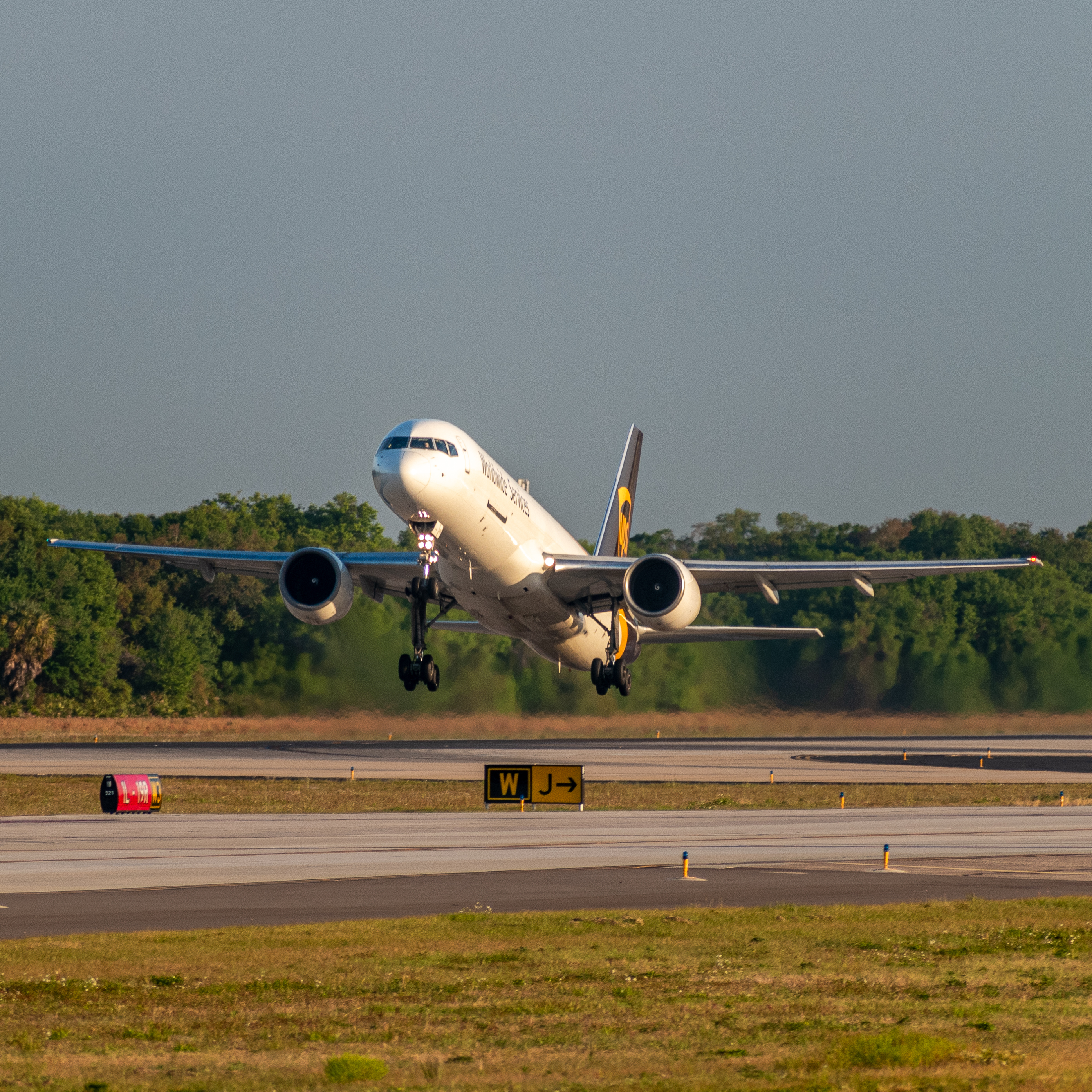 Full size: United Parcel Service Boeing 757-200 N410UP at Tampa International Airport