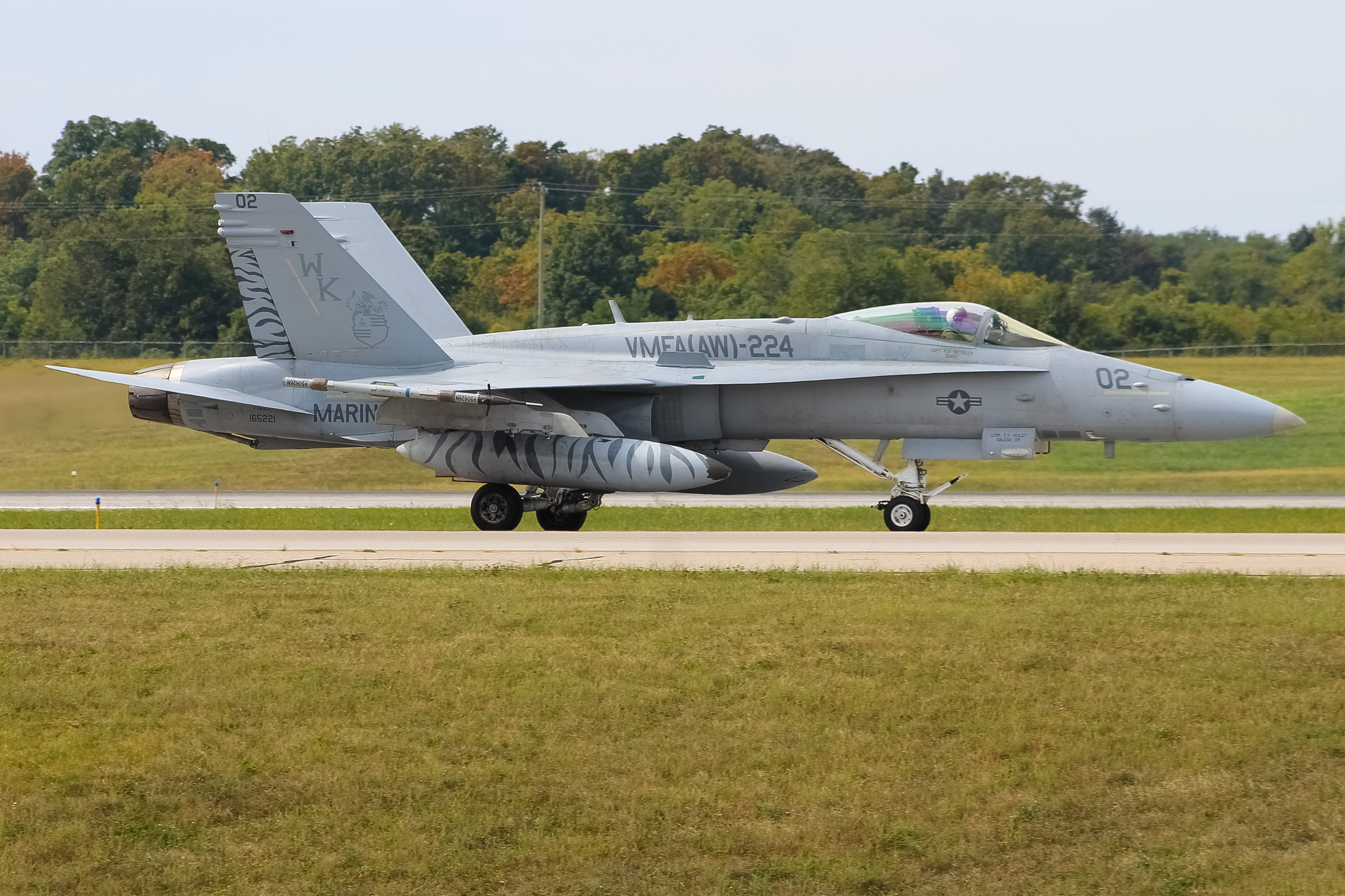 Full size: USMC - United States Marine Corp Boeing F/A-18E/F Super Hornet 165221 at Cincinnati/Northern Kentucky International Airport