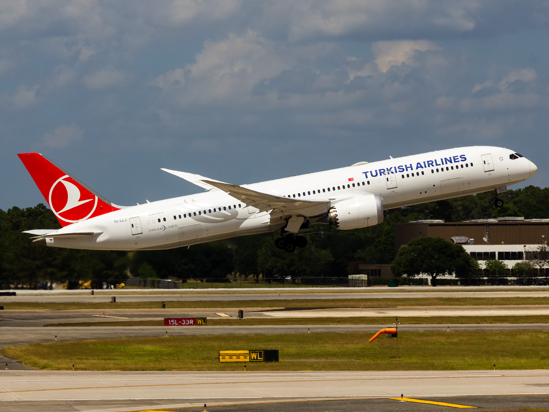 Full size: Turkish Airlines Boeing 787-9 TC-LLJ at Houston-George Bush Intercontinental Airport