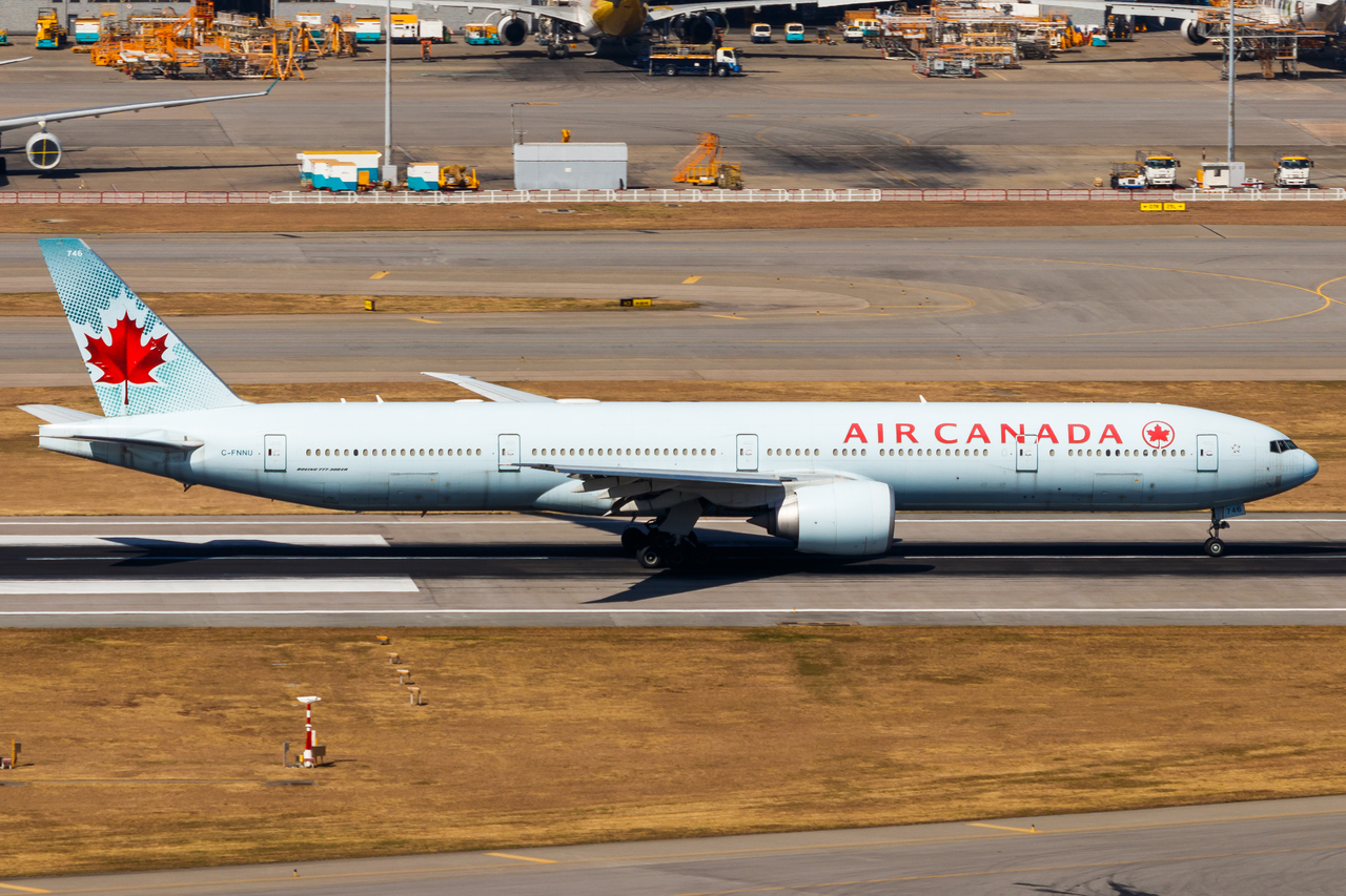 Full size: Air Canada Boeing 777-300ER C-FNNU at Hong Kong International Airport