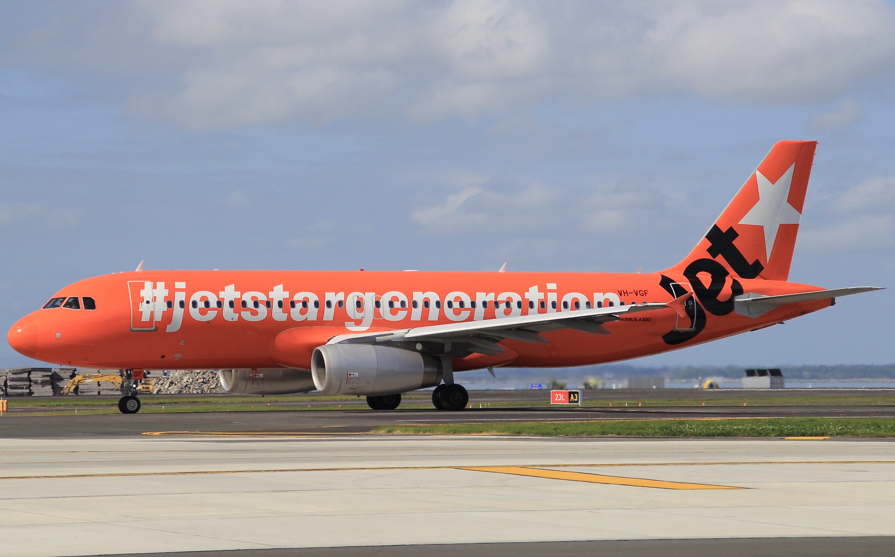 Full size: JetStar Airways Airbus A320 VH-VGF at Auckland International Airport