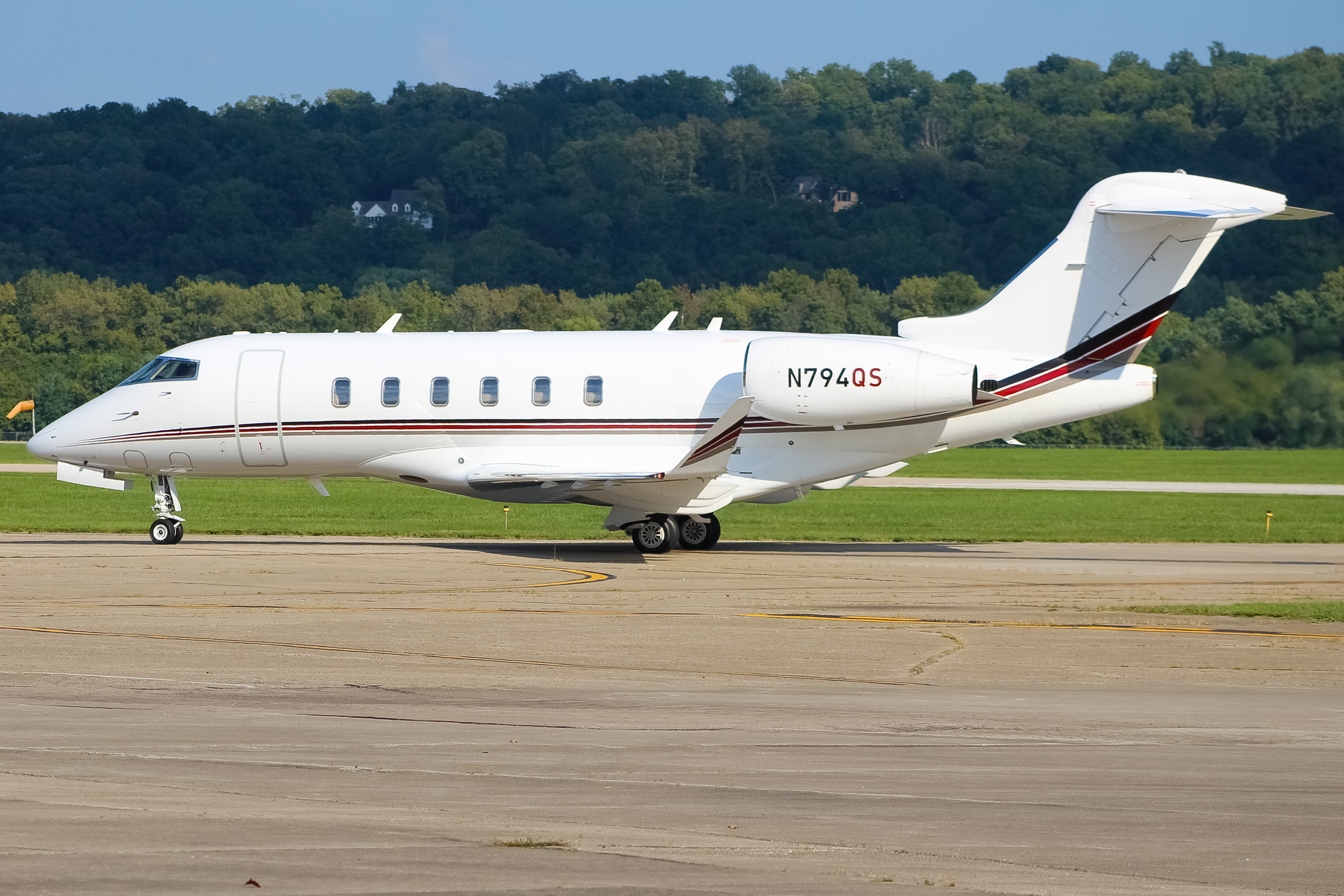 Full size: NetJets Bombardier Challenger 350  N794QS at Cincinnati Municipal Airport/Lunken Field