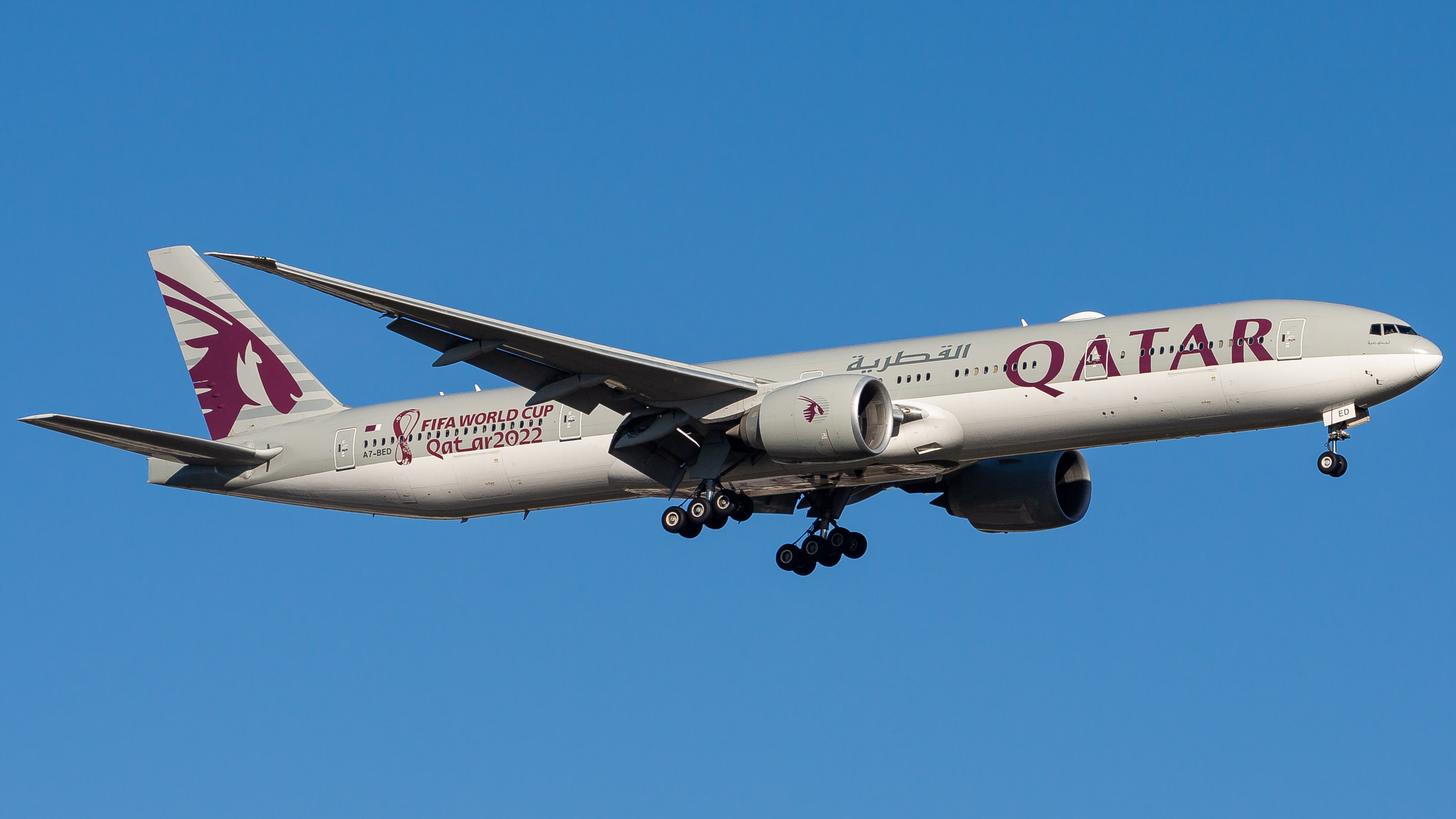 Full size: Qatar Airways Boeing 777-300ER A7-BED at Washington Dulles International Airport
