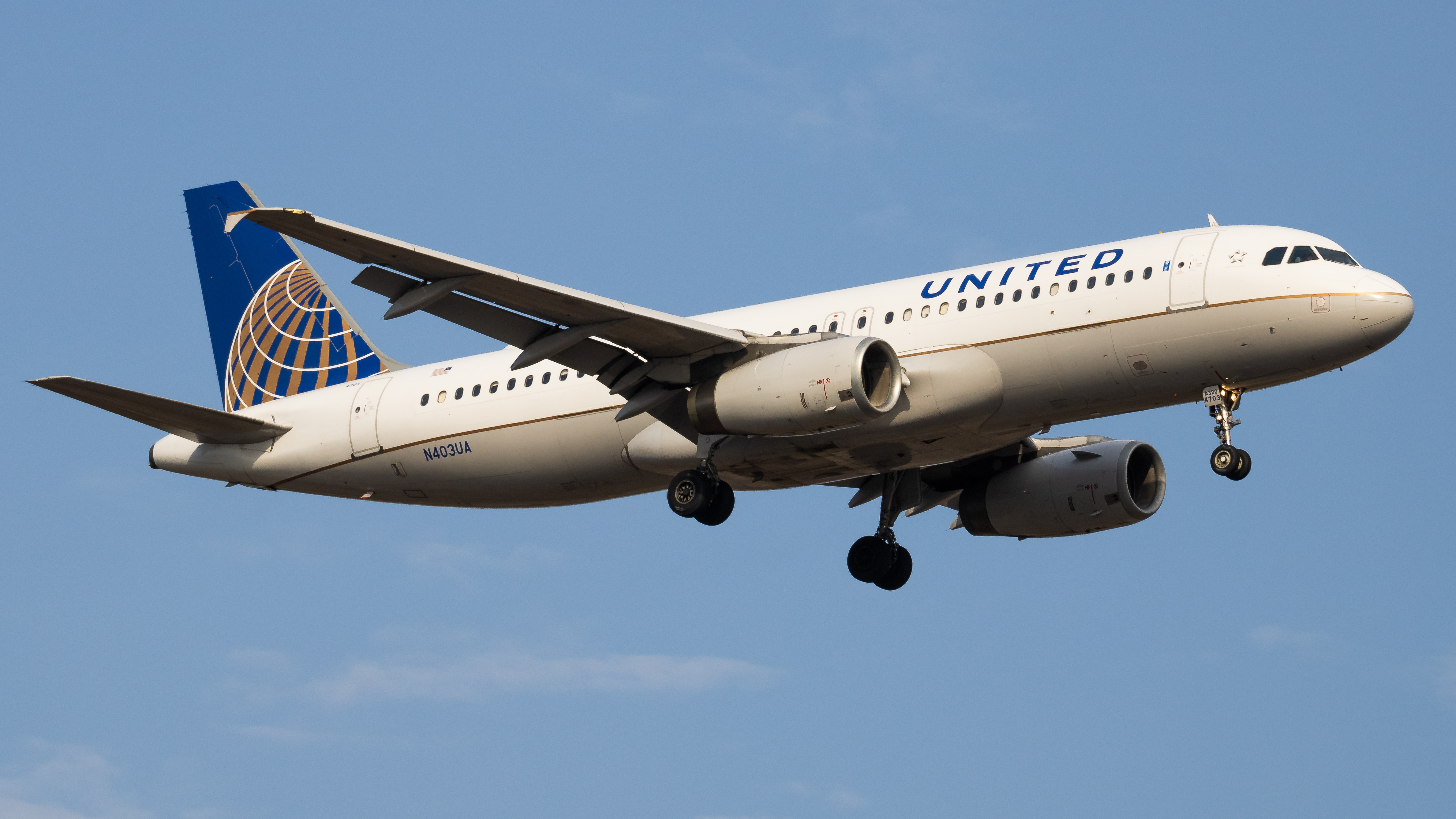 Full size: United Airlines Airbus A320 N403UA at Washington Dulles International Airport