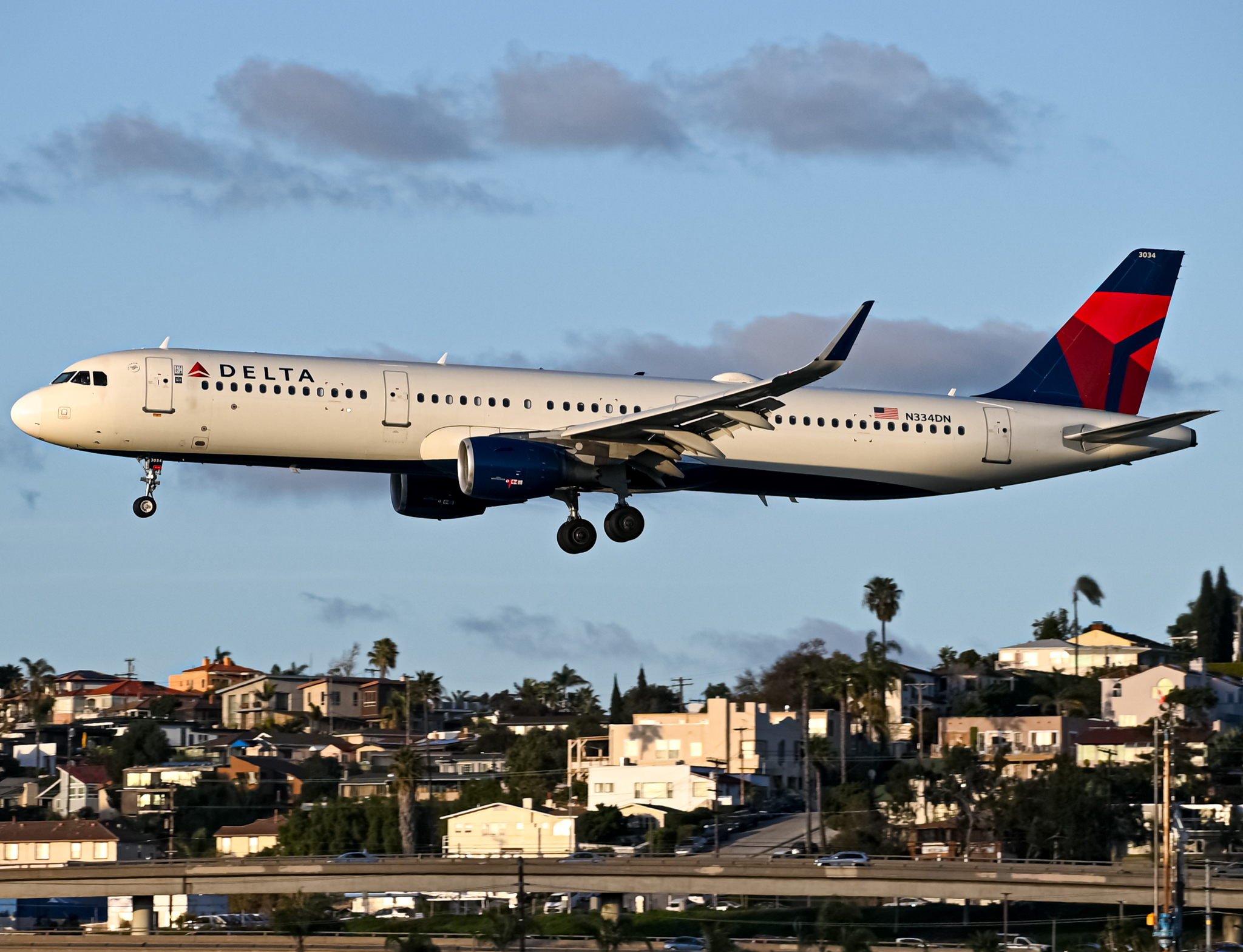 Full size: Delta Airlines Airbus A321-200 N334DN at San Diego International Airport