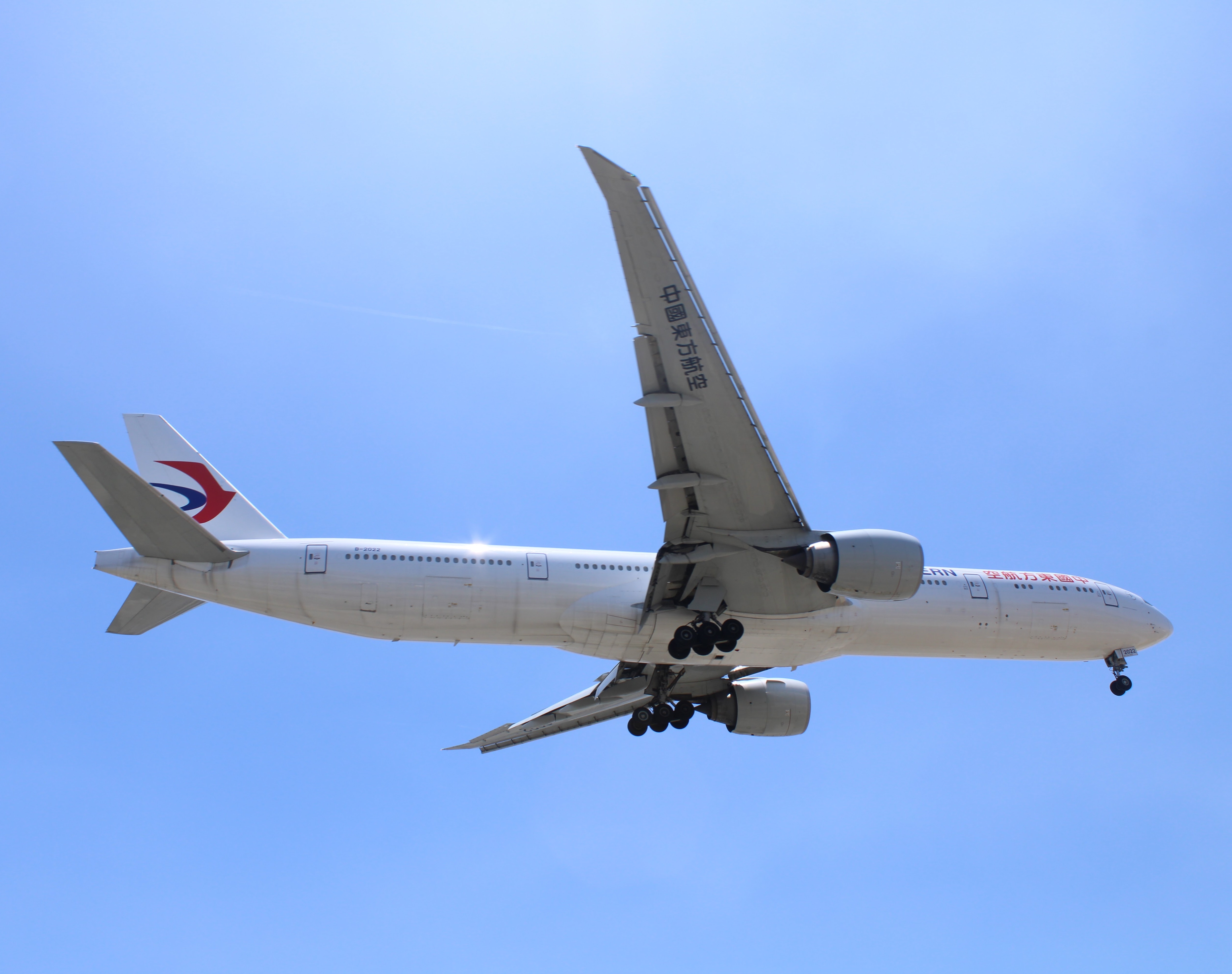 Full size: China Eastern Airlines Boeing 777-300ER B-2022 at Los Angeles International Airport