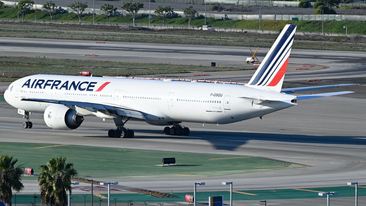 Full size: Air France Boeing 777-300ER F-GSQU at Los Angeles International Airport