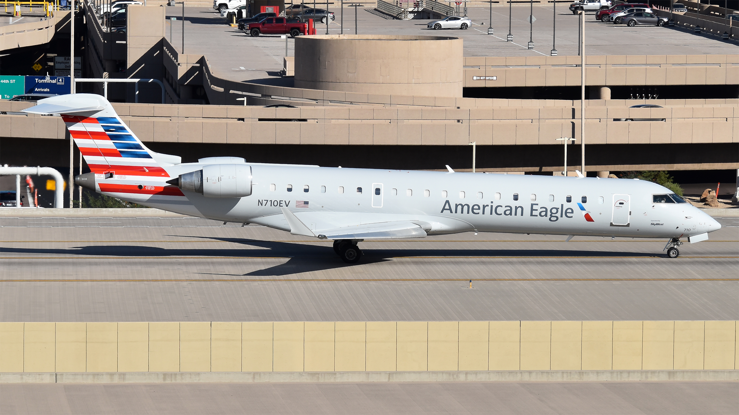 Full size: American Eagle Mitsubishi CRJ-700 N710EV at Phoenix Sky Harbor International Airport