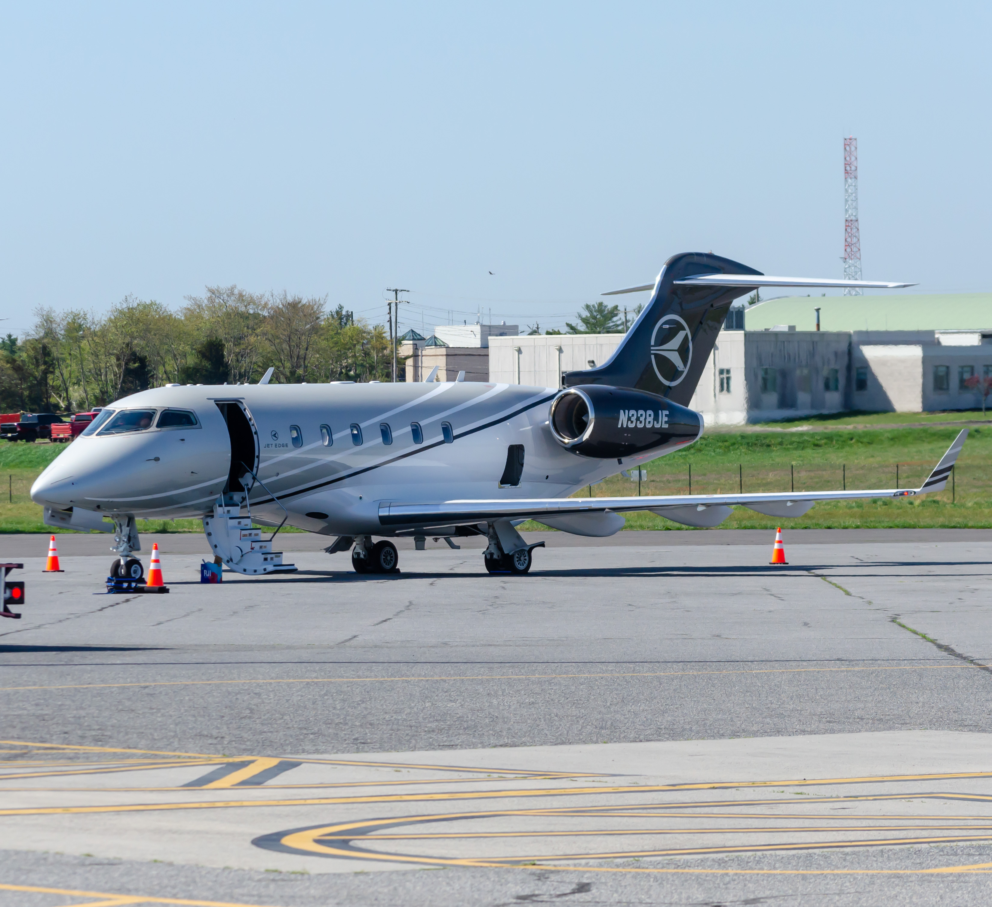 Full size: Jet Edge Bombardier Challenger 350  N338JE at Atlantic City International Airport