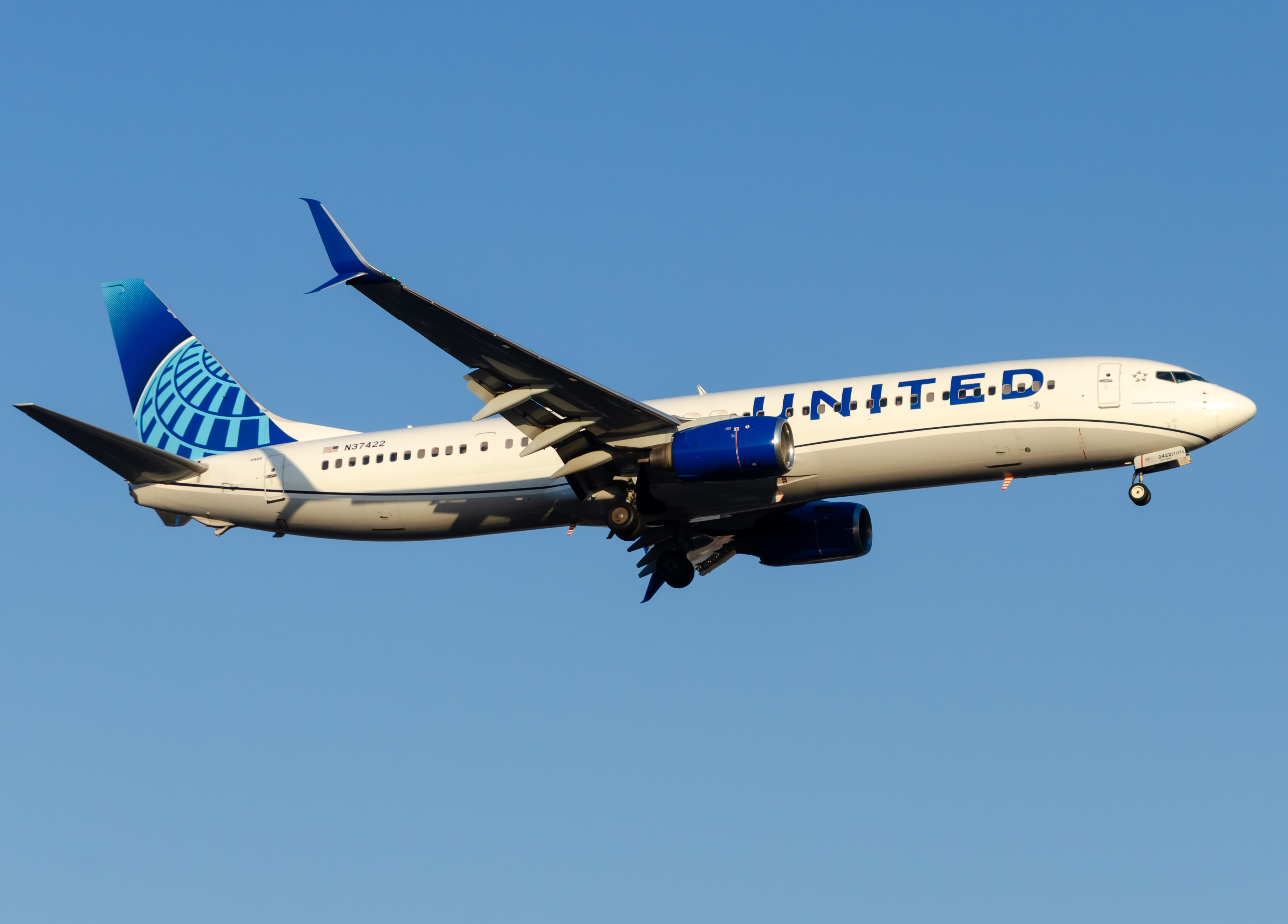 Full size: United Airlines Boeing 737-900ER N37422 at Newark Liberty International Airport