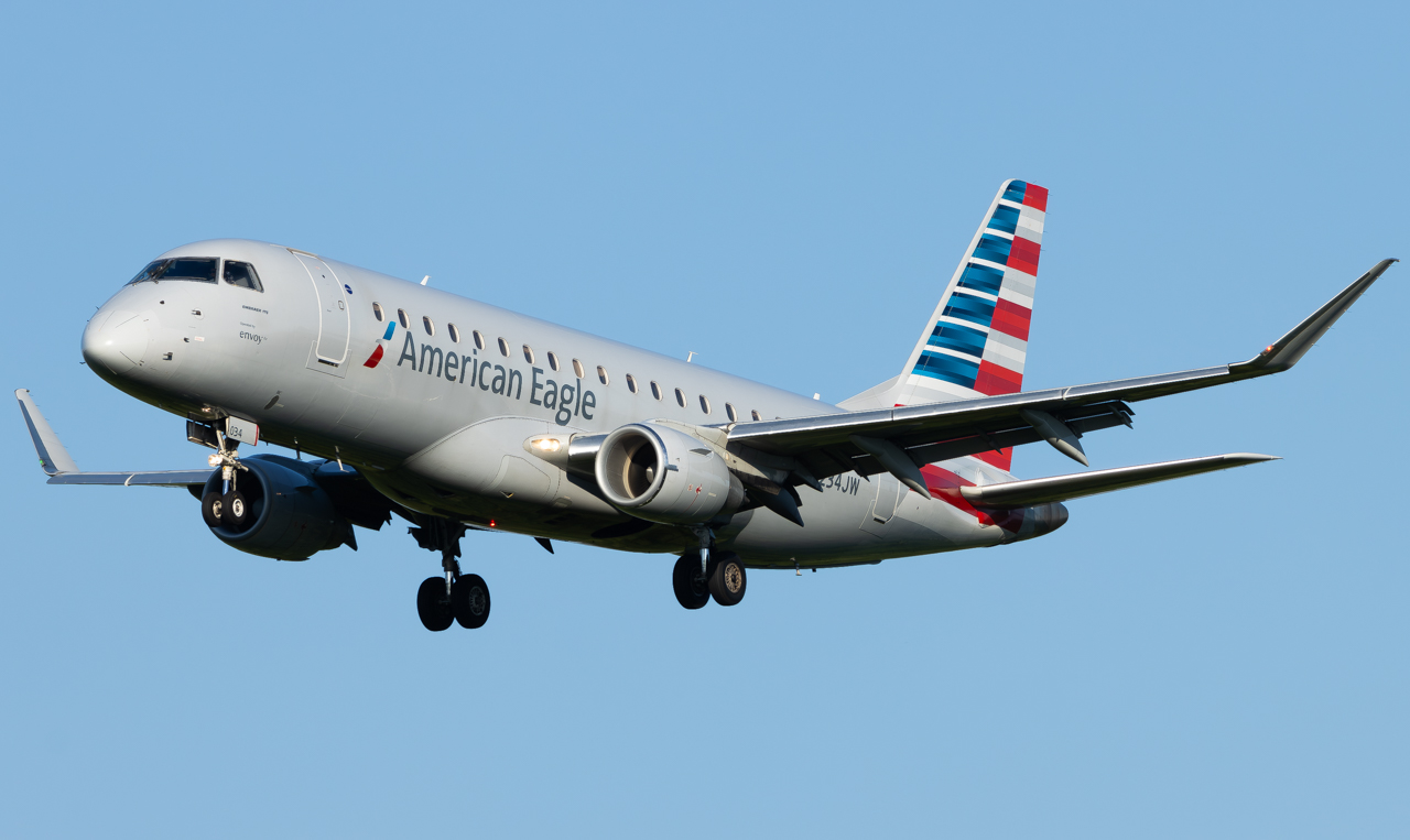 Full size: American Eagle Embraer E175 N234JW at Pittsburgh International Airport