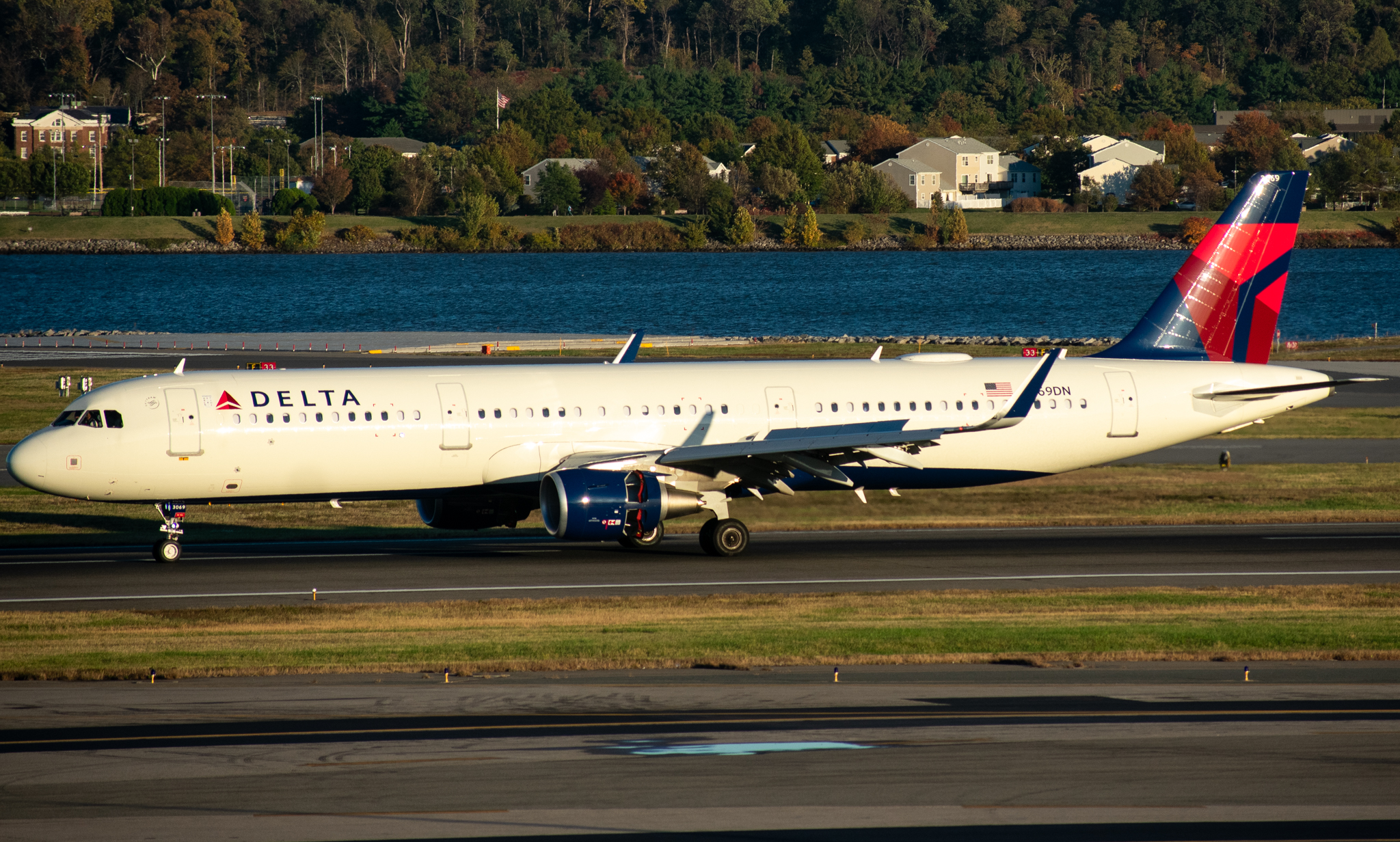 Full size: Delta Airlines Airbus A321-200 N369DN at Ronald Reagan National Airport