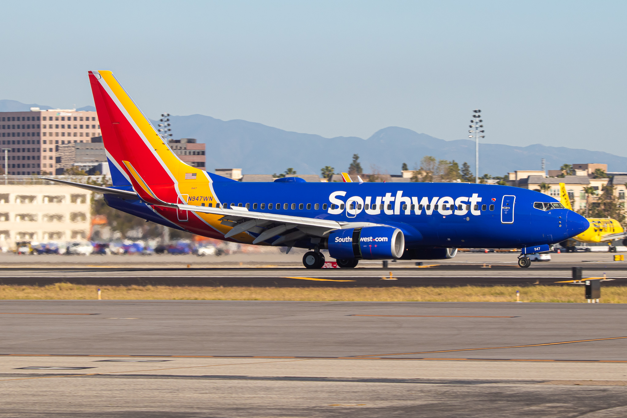 Full size: Southwest Airlines Boeing 737-700 N947WN at John Wayne/Orange County Airport