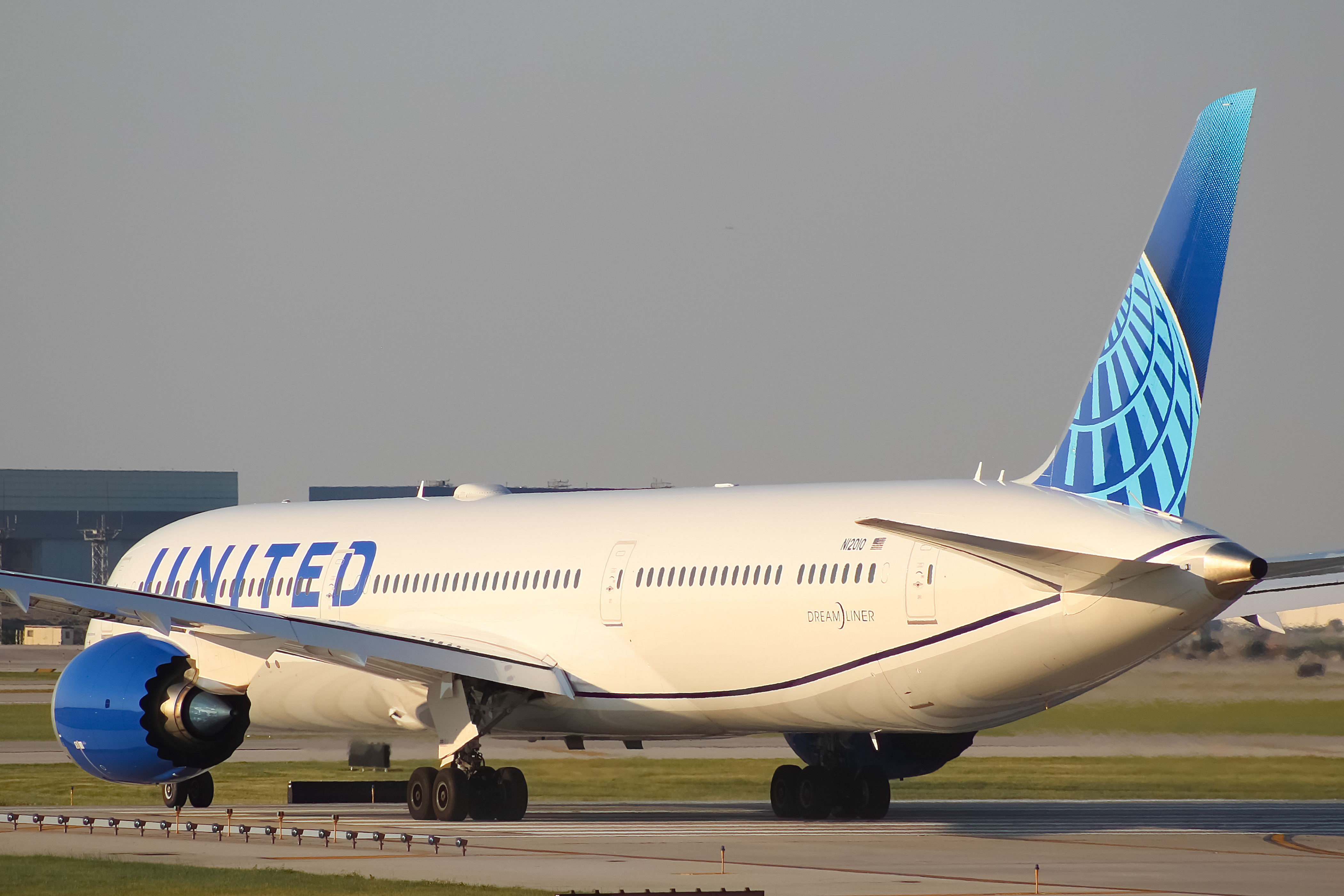 Full size: United Airlines Boeing 787-10 N12010 at Chicago O'Hare International Airport