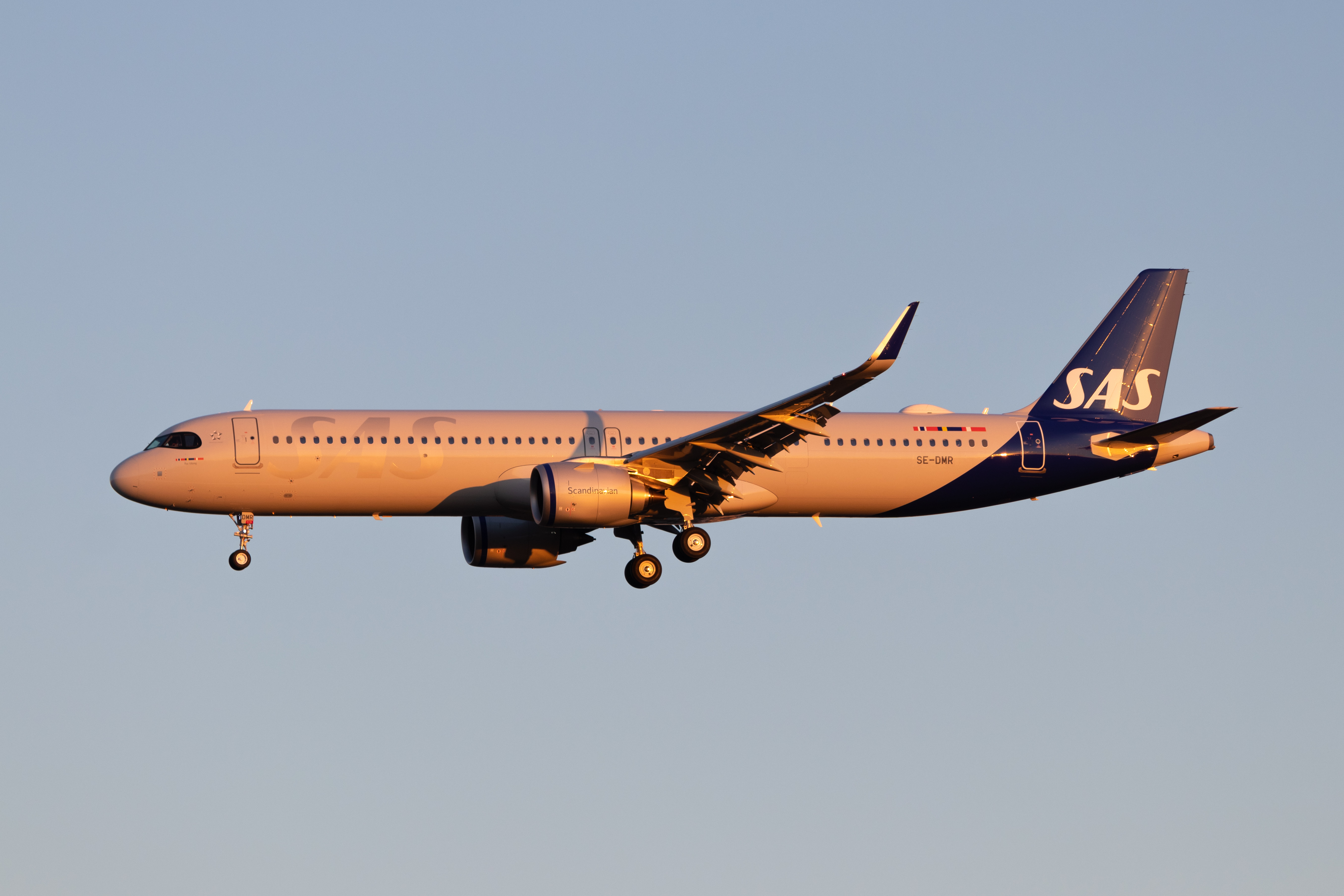 Full size: Scandinavian Airlines Airbus A321LR SE-DMR at Washington Dulles International Airport
